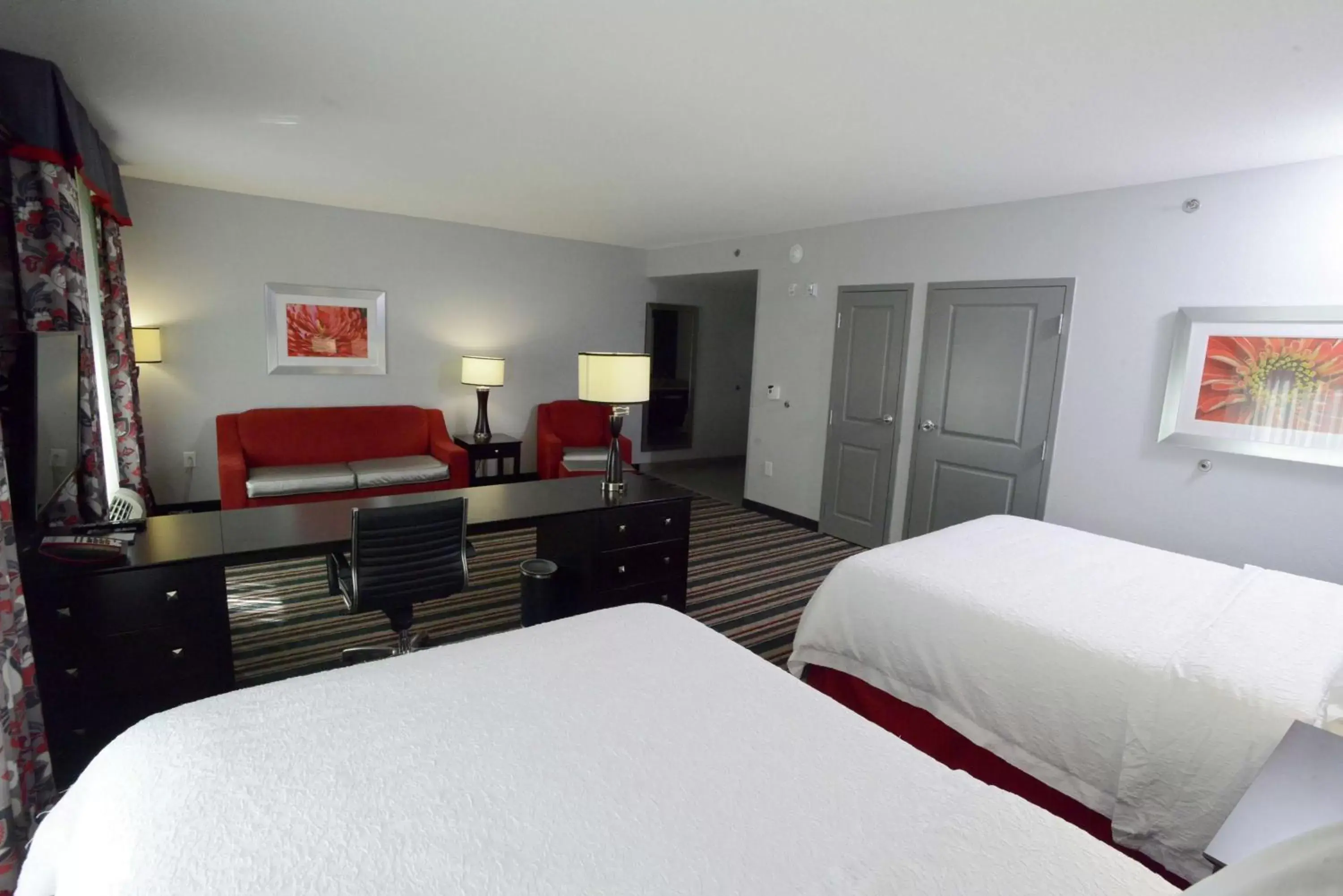 Bedroom, Bed in Hampton Inn & Suites Albany at Albany Mall