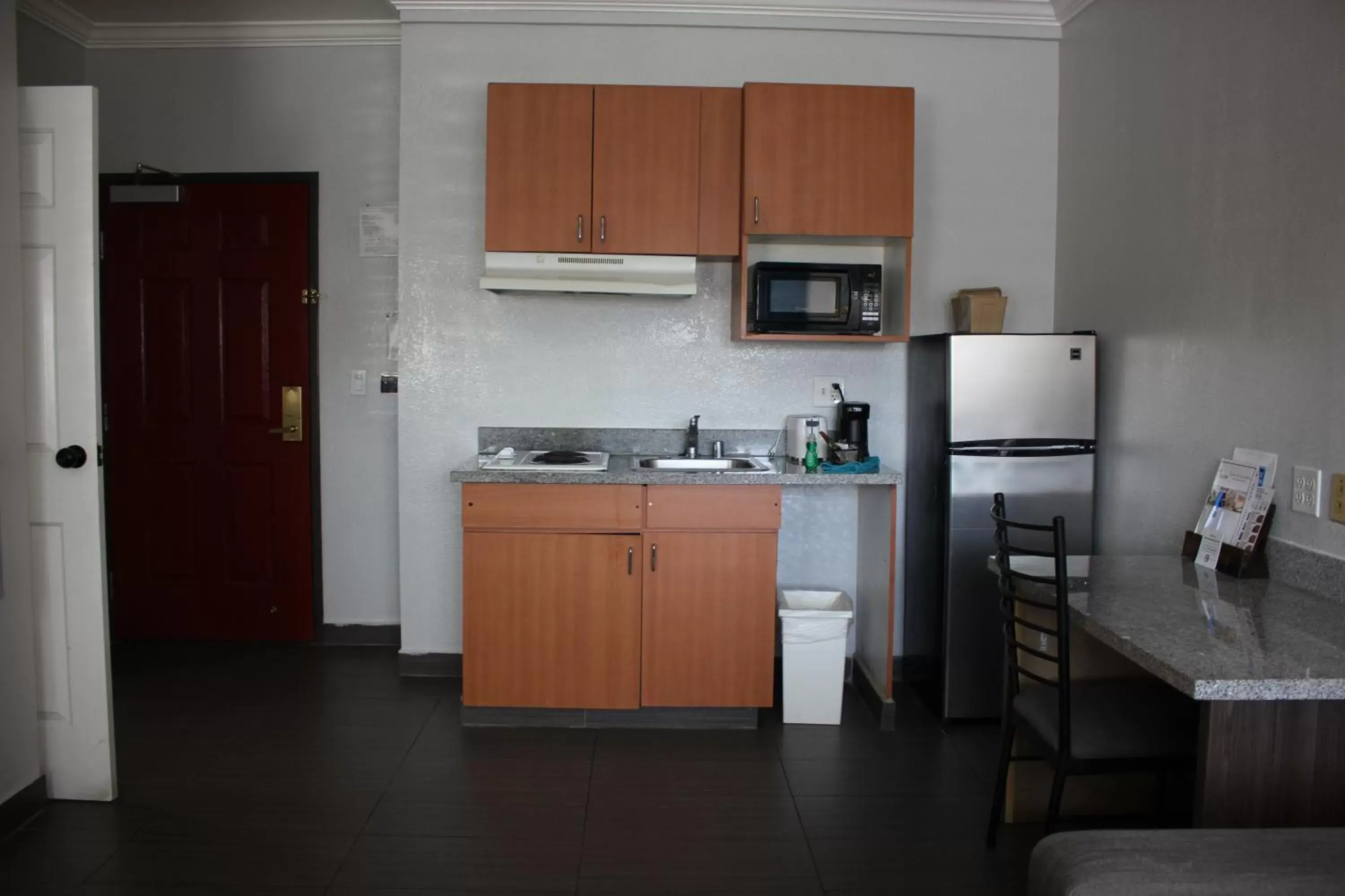 Kitchen/Kitchenette in Rodeway Inn & Suites