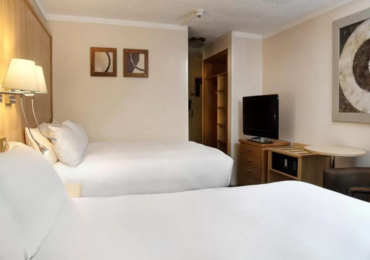 Communal lounge/ TV room, Bed in Coylumbridge Hotel