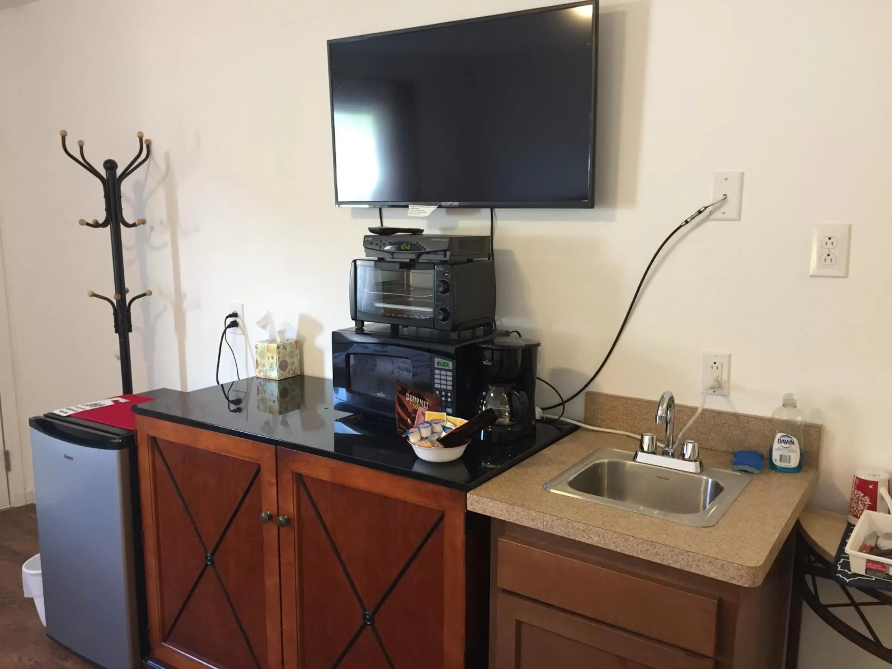 Kitchen or kitchenette, TV/Entertainment Center in Apple Inn and Suites Cooperstown Area