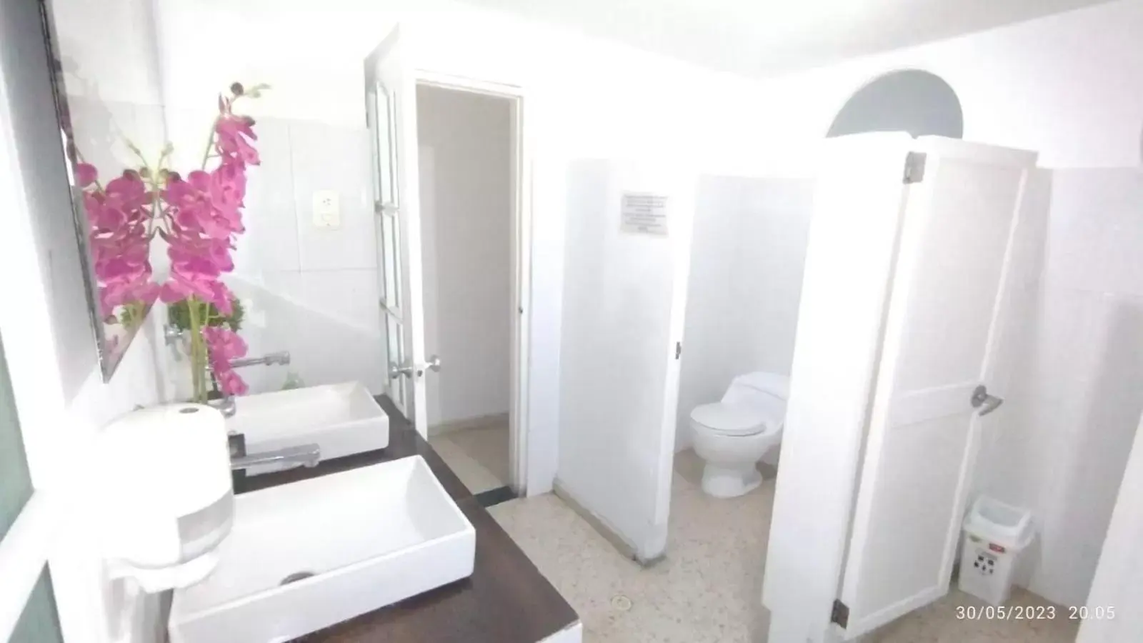 Public Bath, Bathroom in Coral Reef Hotel