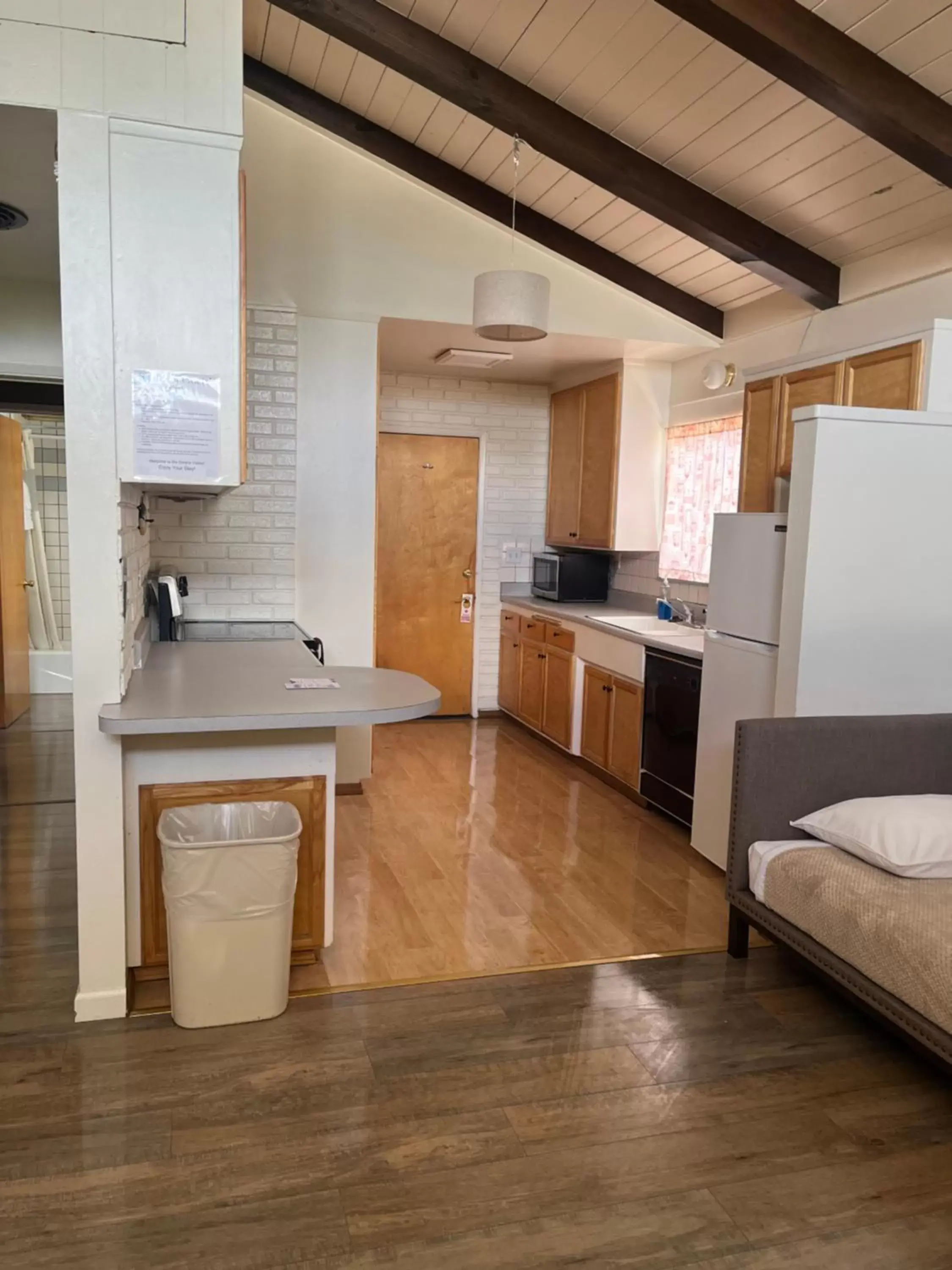 Kitchen/Kitchenette in Bristlecone Motel