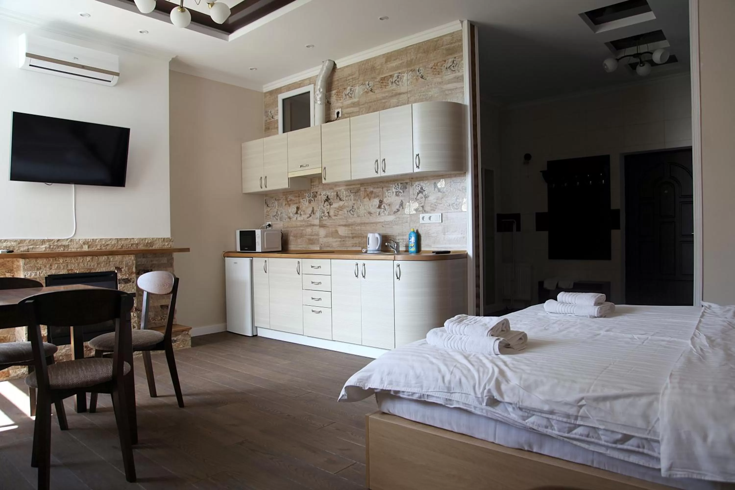 Photo of the whole room, Kitchen/Kitchenette in irisHotels