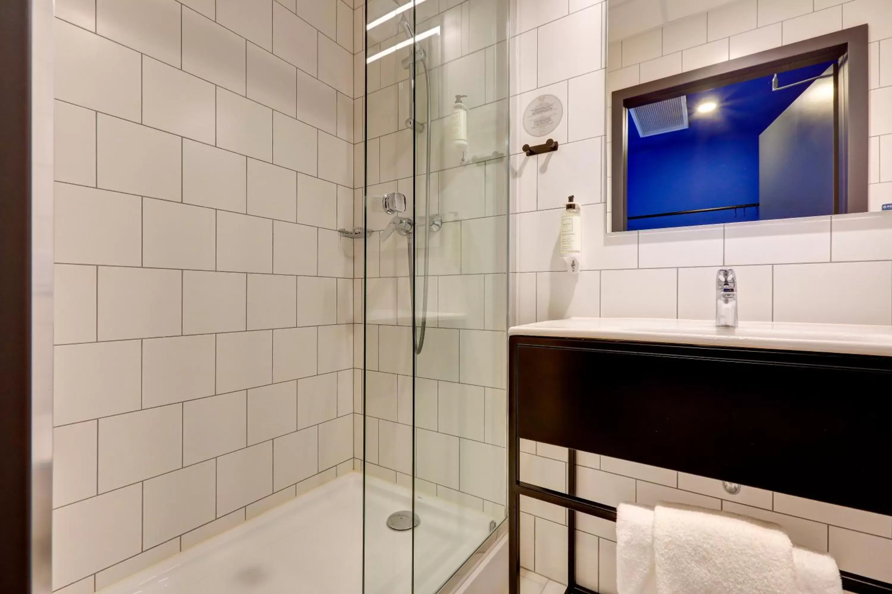 Shower, Bathroom in Hotel Arche Geologiczna