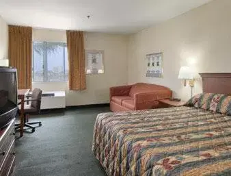 Deluxe King Room - Non-Smoking in Ramada by Wyndham Hawthorne/LAX