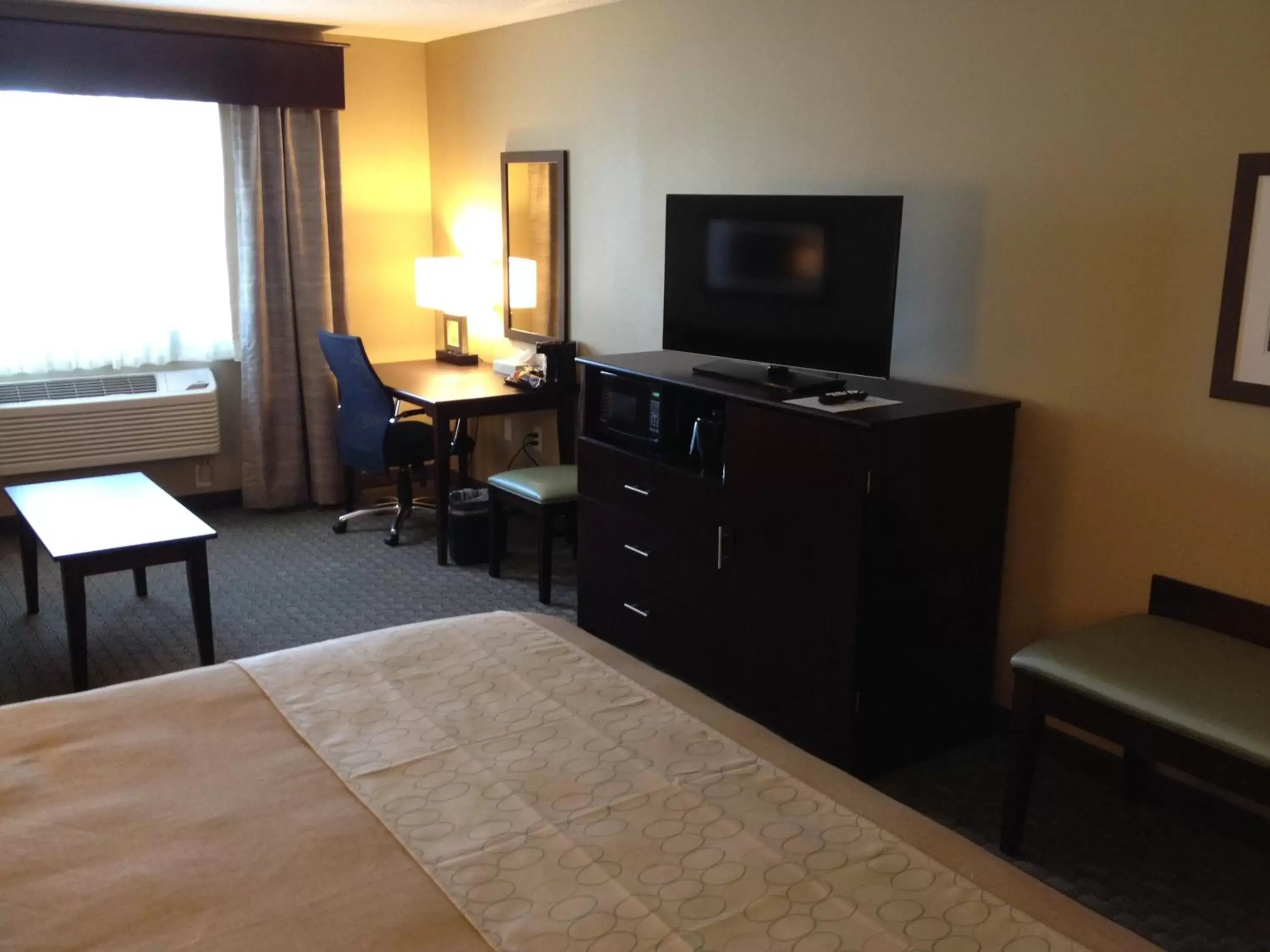 Bed, TV/Entertainment Center in GrandStay Hotel & Suites - Glenwood