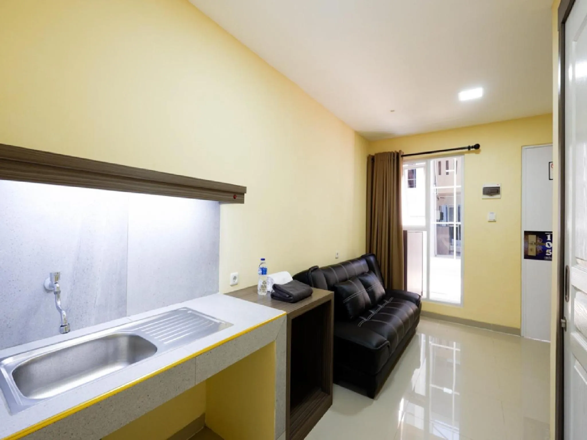 Area and facilities in RedDoorz Plus near Paragon Mall Semarang