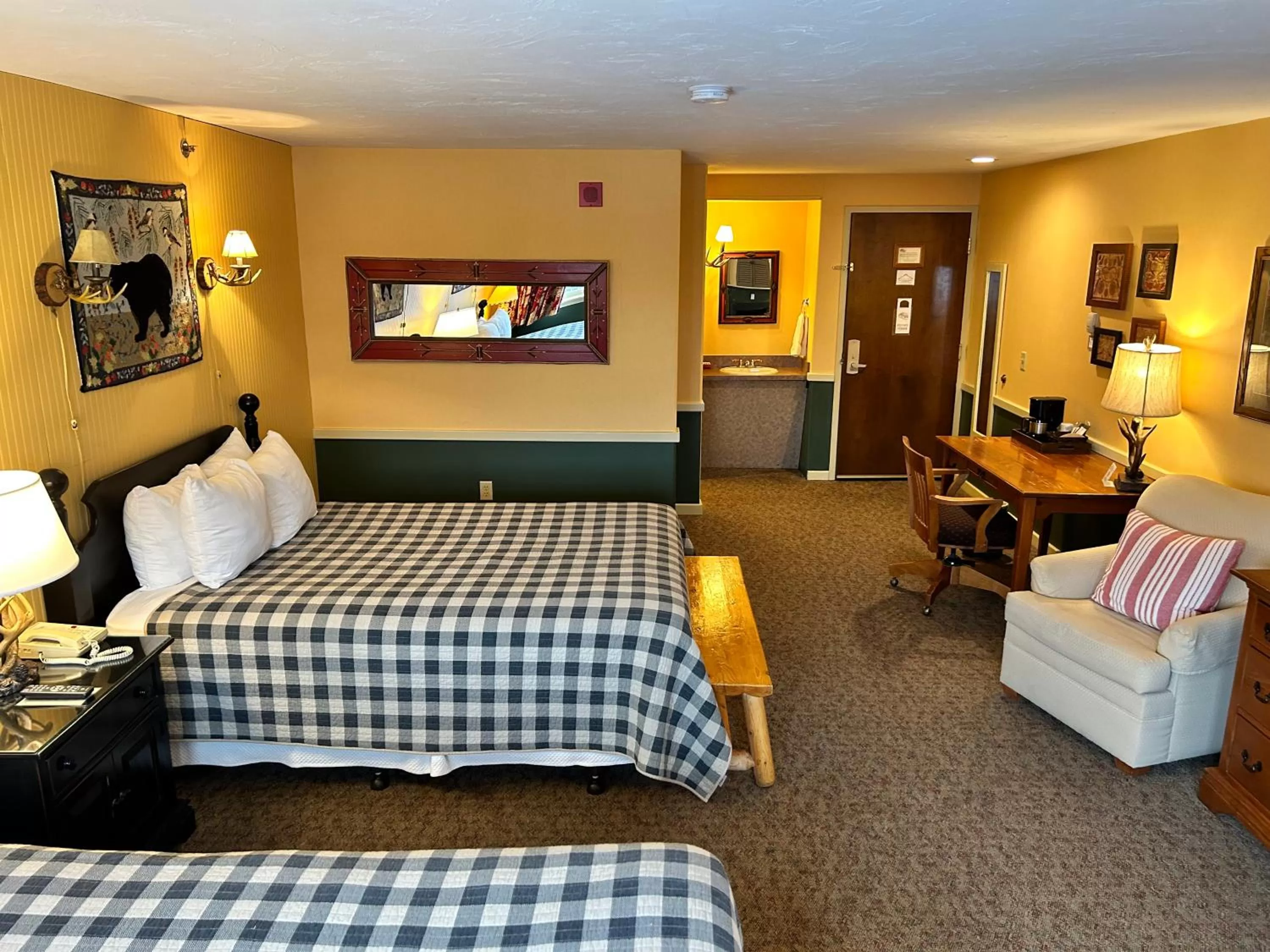 Photo of the whole room, Bed in The Common Man Inn, Spa & Lodge