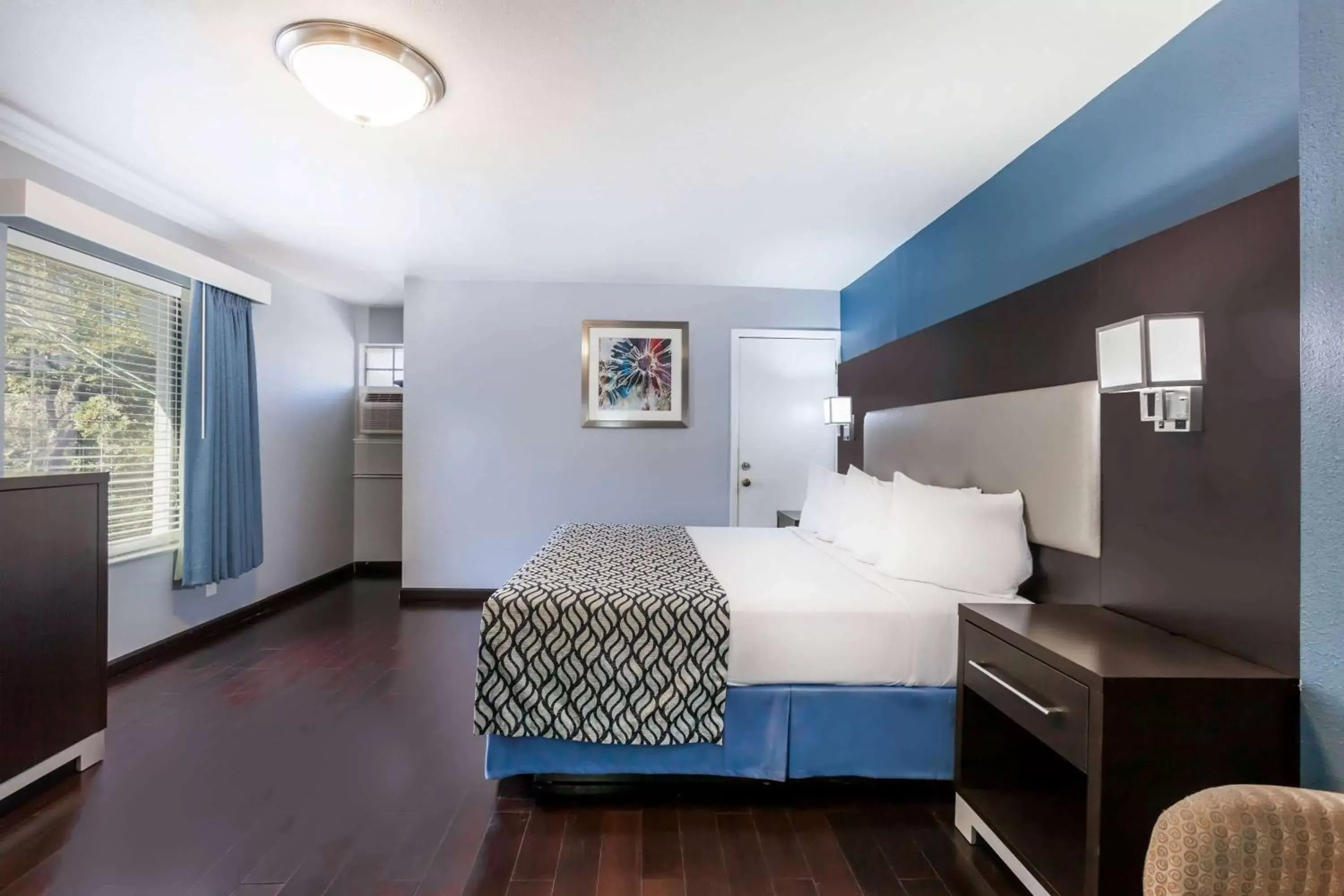 Photo of the whole room, Bed in Days Inn by Wyndham Austin/University/Downtown