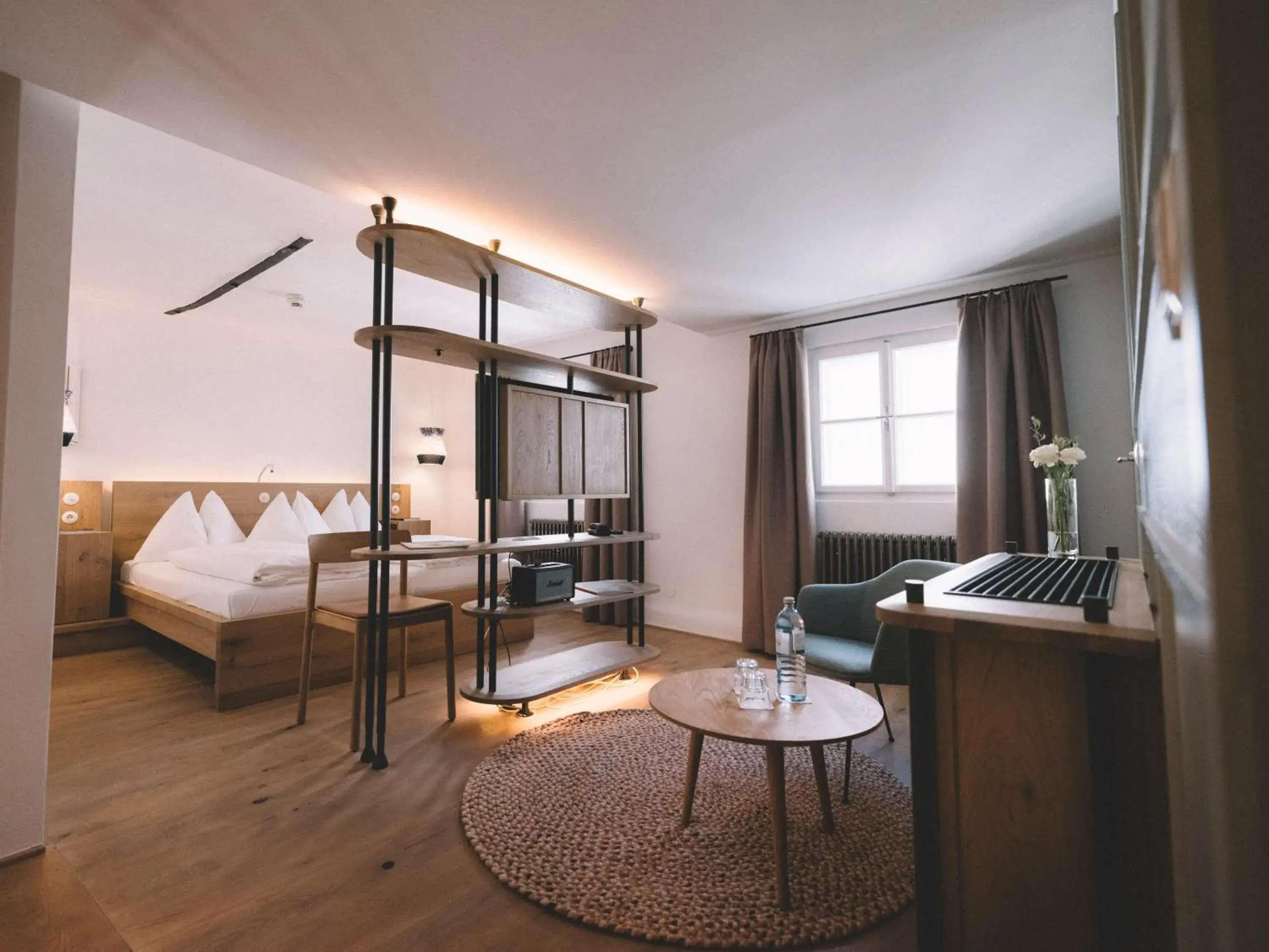 Bed, Seating Area in Arthotel Blaue Gans