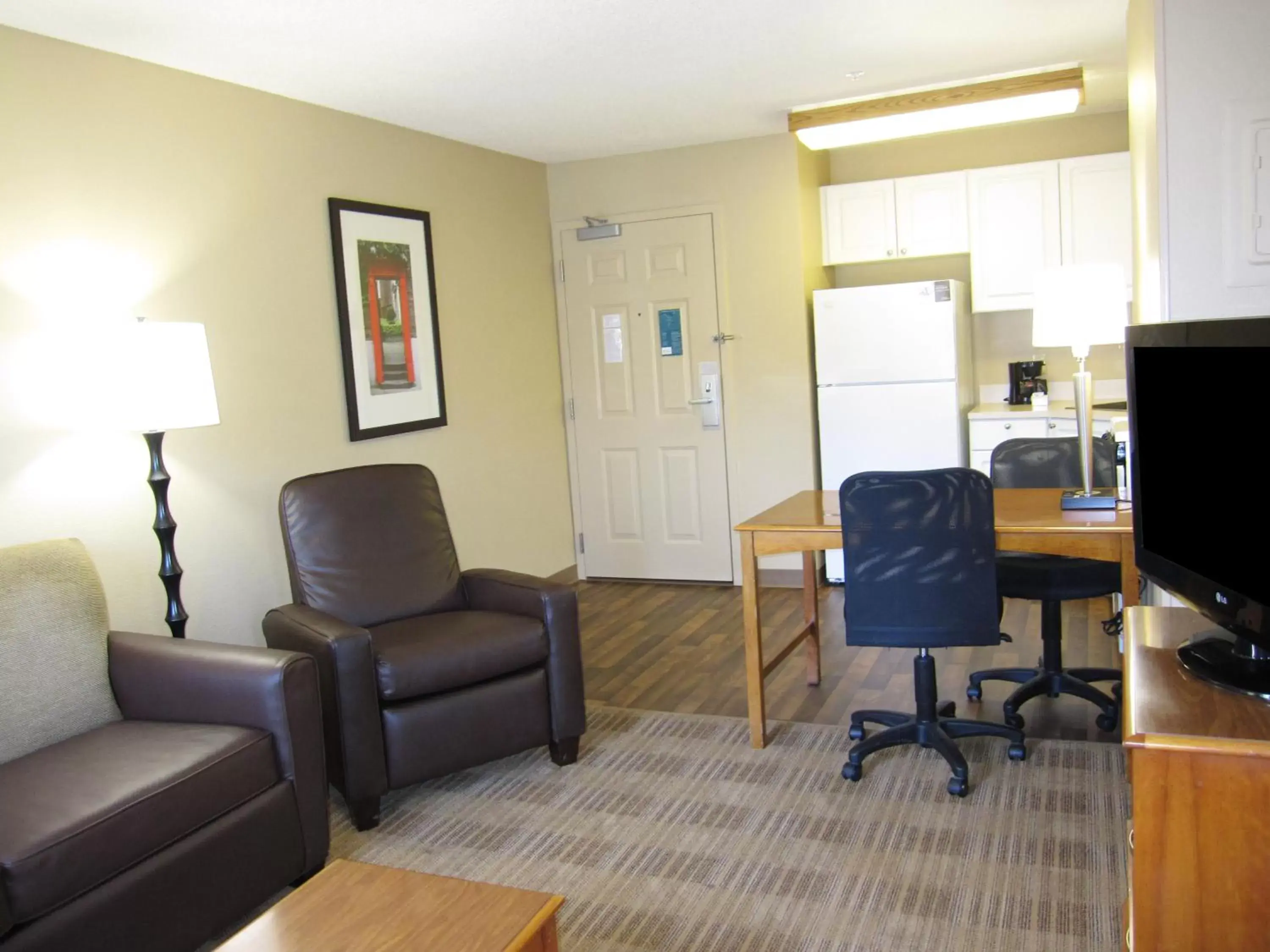 Kitchen or kitchenette, Seating Area in Extended Stay America Suites - Seattle - Everett - Silverlake