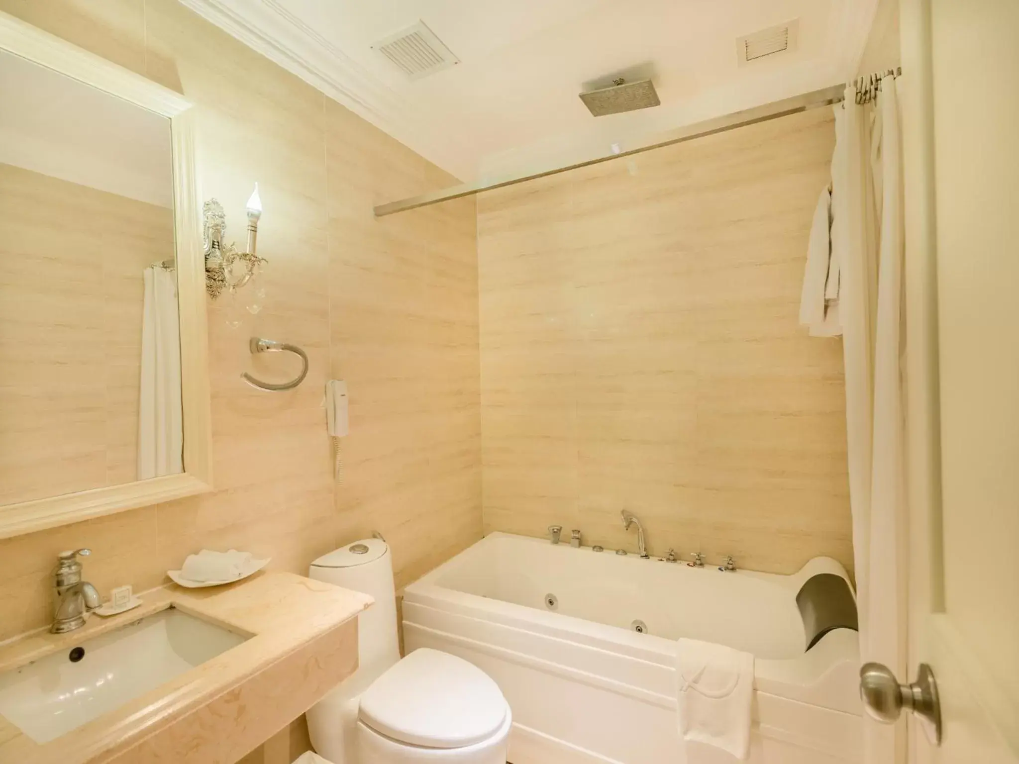 Bathroom in A&EM 280 Le Thanh Ton Hotel & Spa