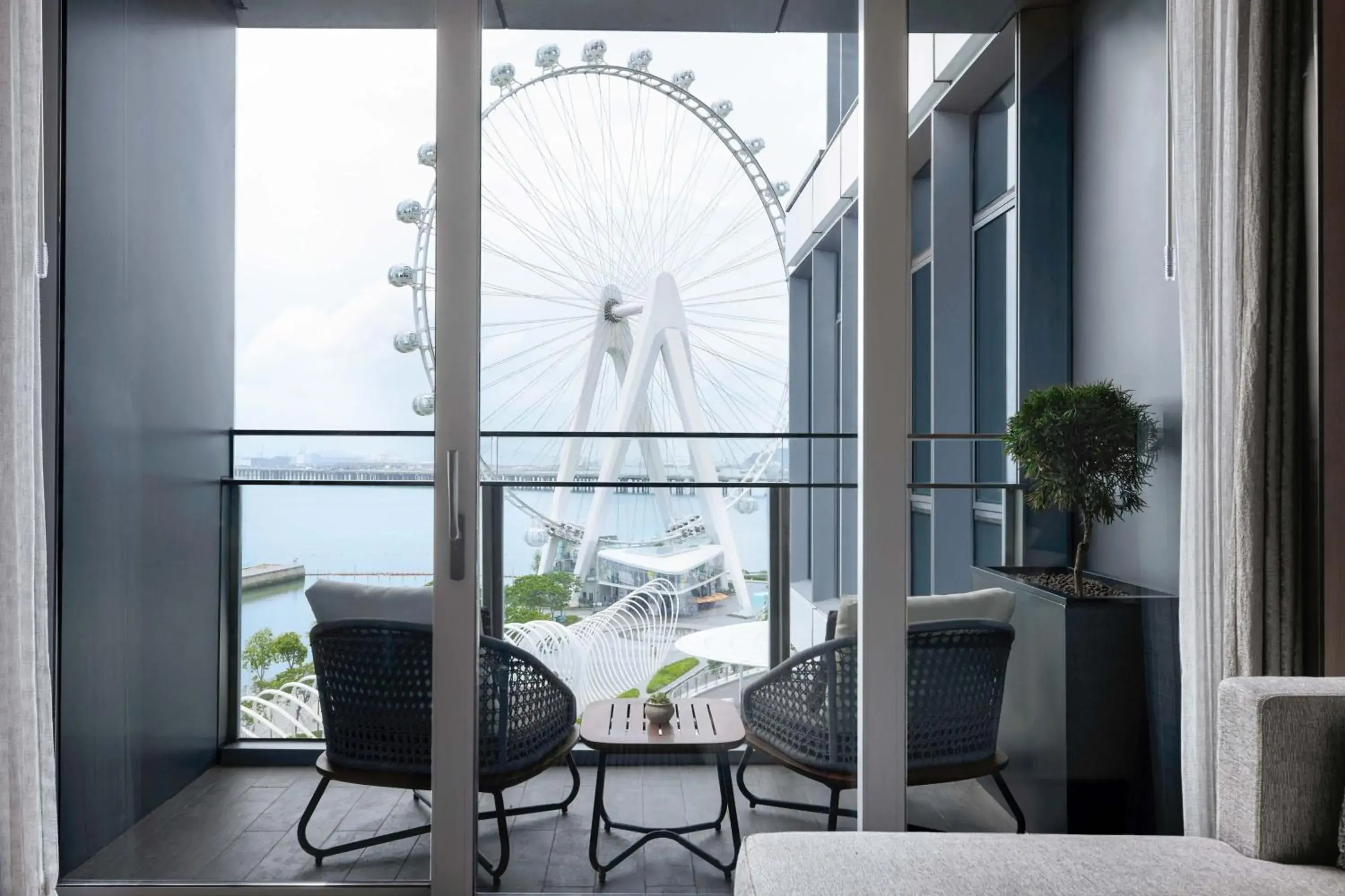 Bedroom, Balcony/Terrace in JW Marriott Hotel Shenzhen Bao'an International Airport