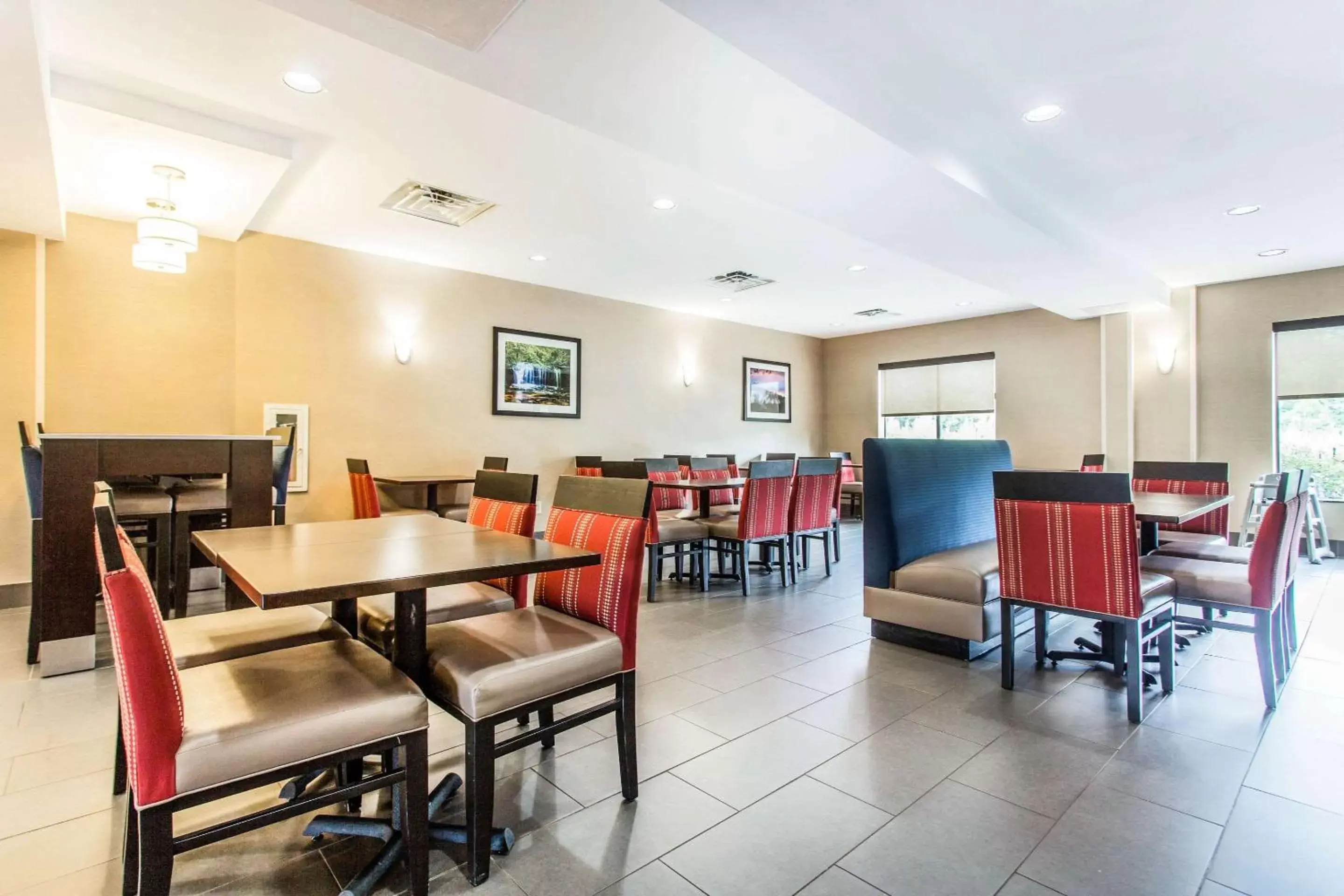 Restaurant/Places to Eat in Comfort Suites Clinton near Presbyterian College
