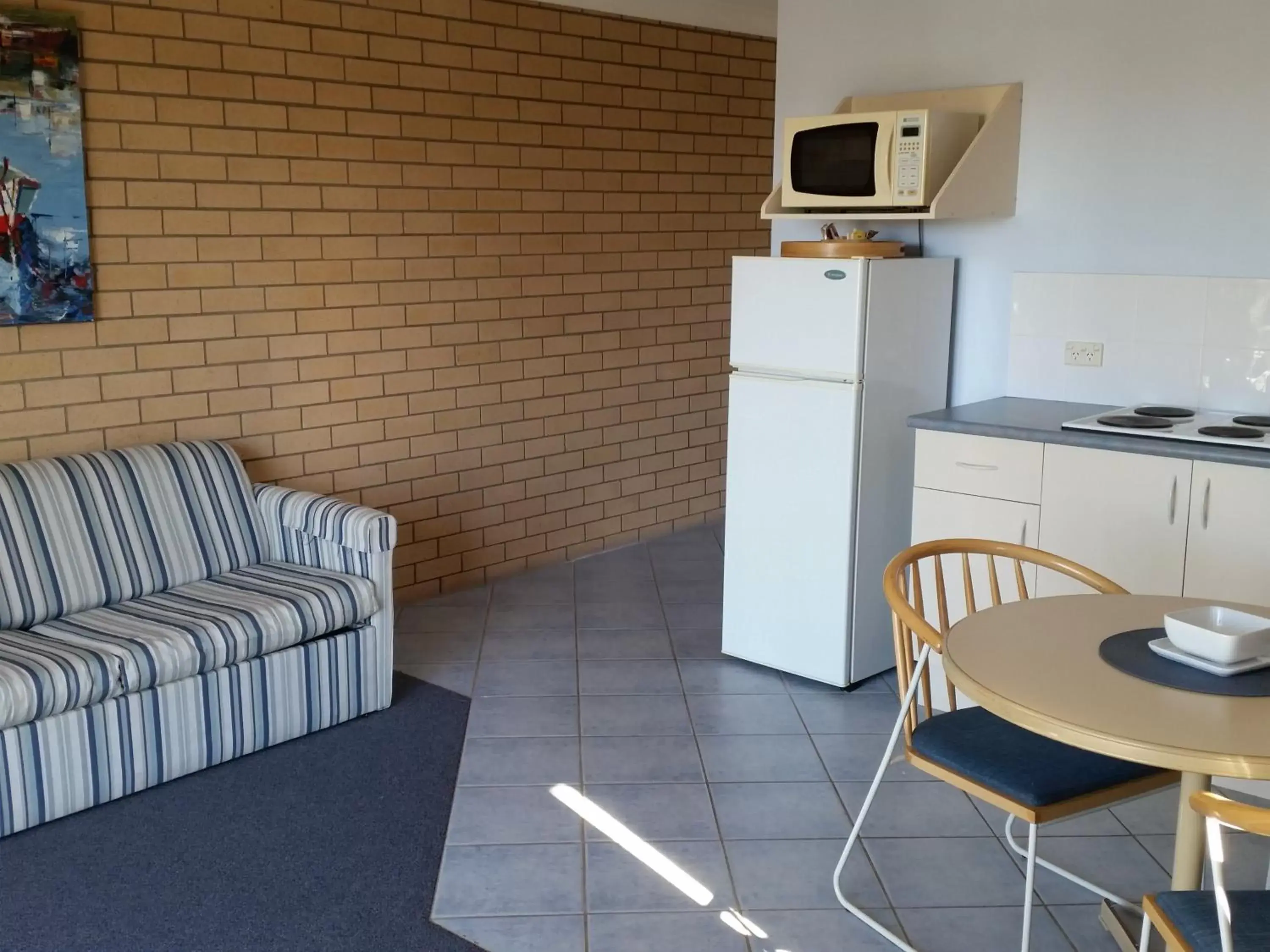 Living room, Kitchen/Kitchenette in Dolphins of Mollymook Motel and Fifth Green Apartments