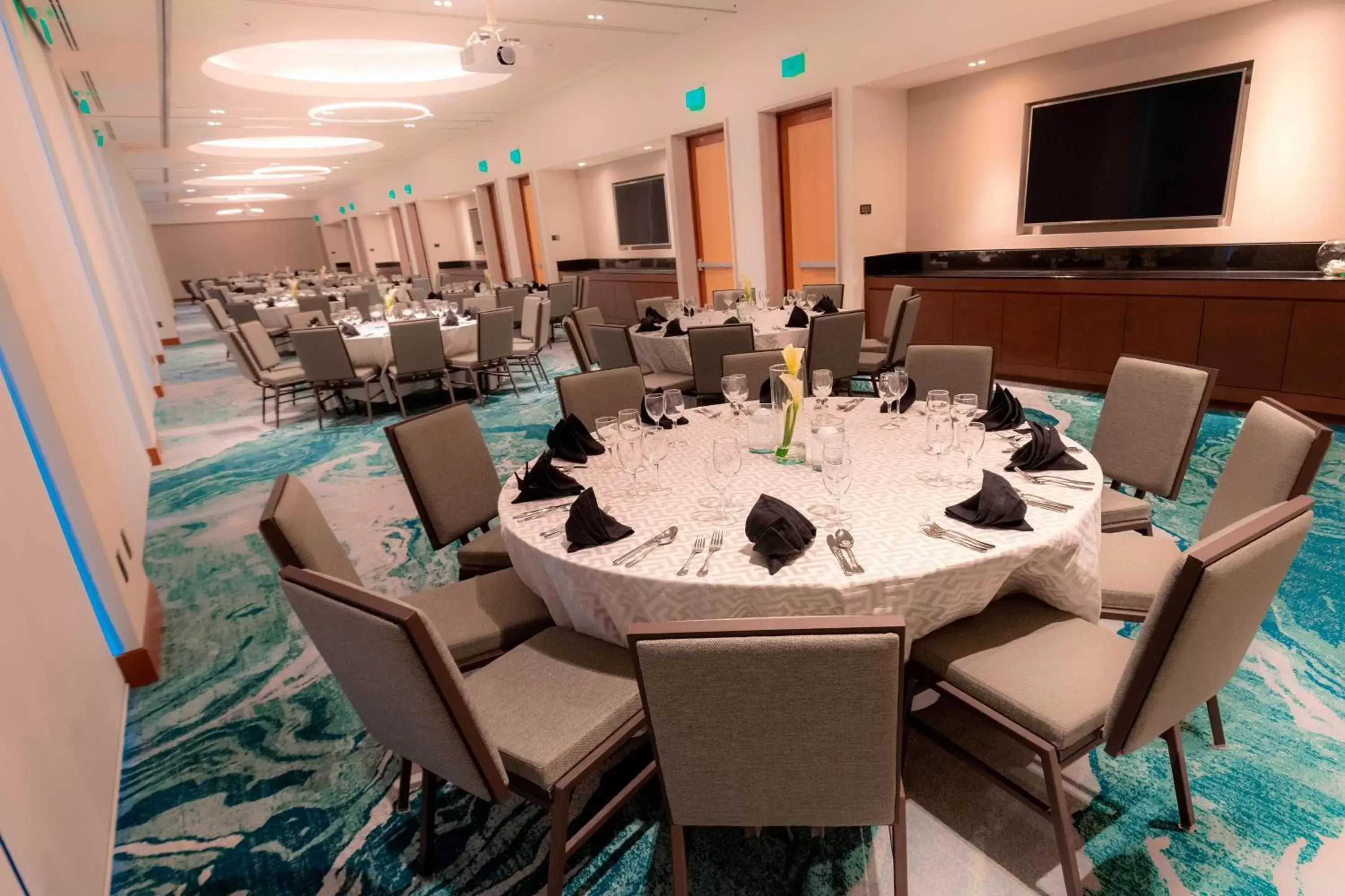 Meeting/conference room, Restaurant/Places to Eat in Renaissance Cancun Resort & Marina