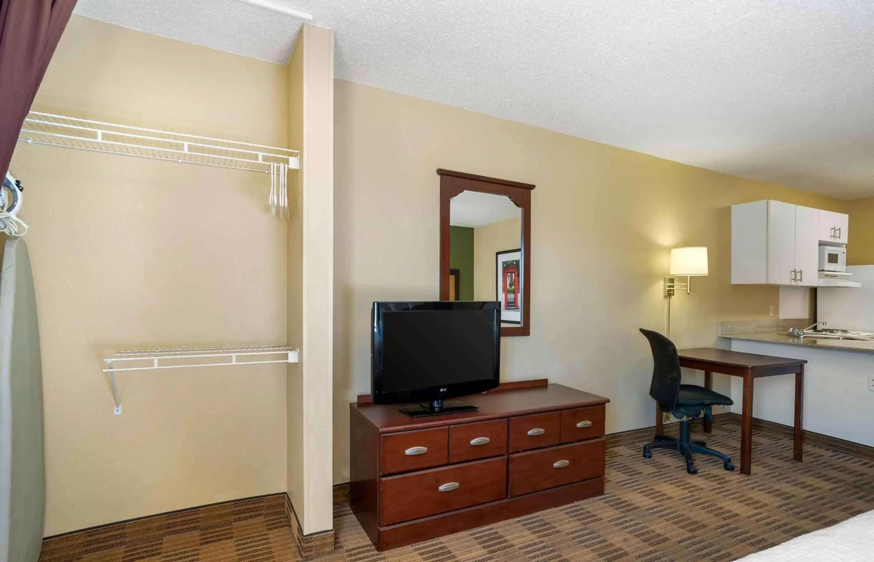 Bedroom, TV/Entertainment Center in Extended Stay America Suites - Frederick - Westview Dr