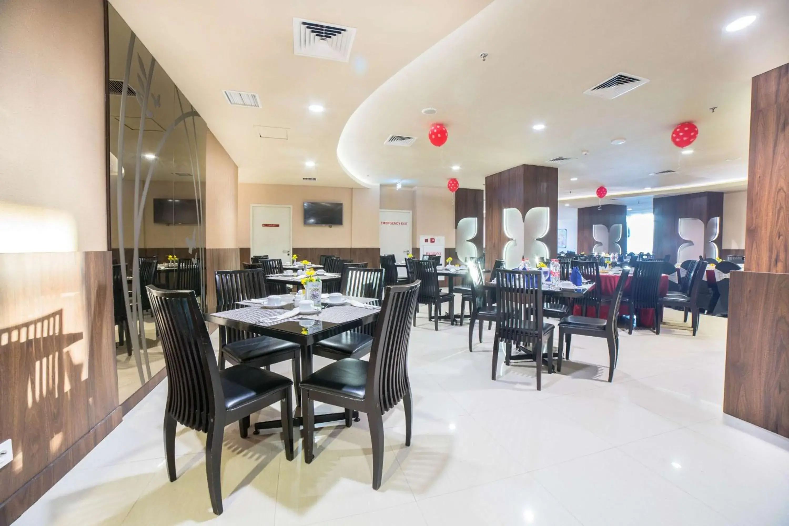 Restaurant/Places to Eat in Best Western Papilio Hotel