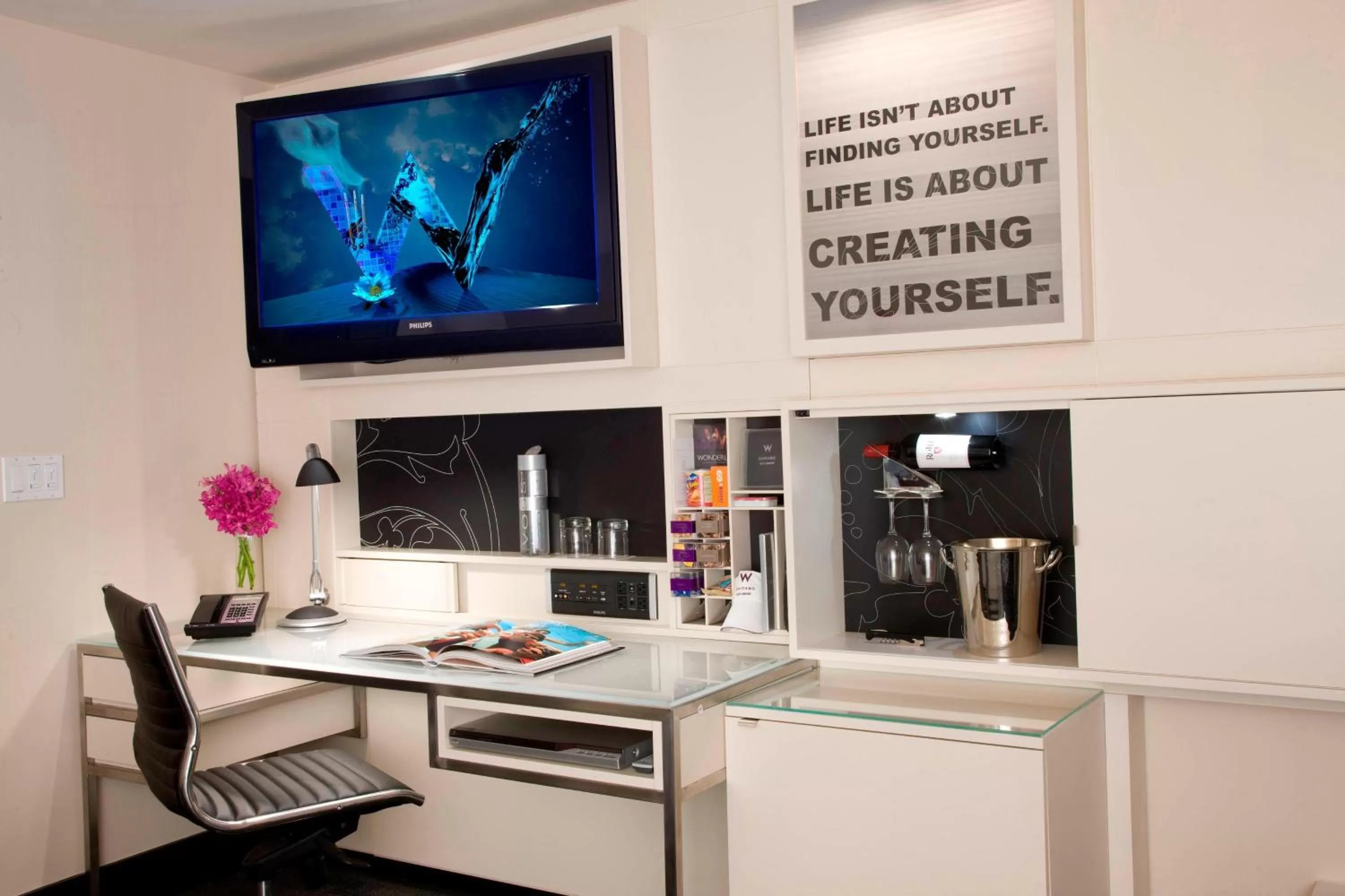 Fabulous King Room with Roll-in Shower - Mobility and Hearing Accessible in W Chicago - City Center