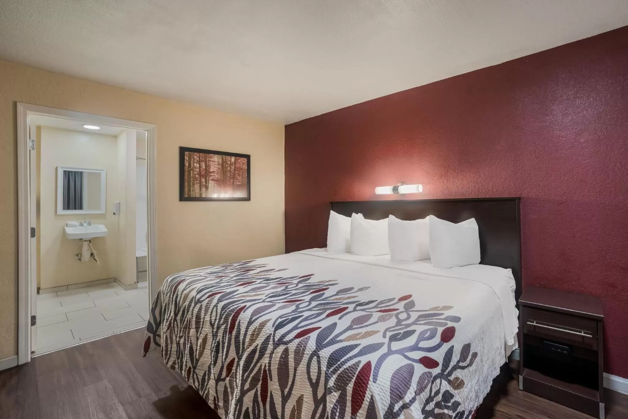 Photo of the whole room, Bed in Red Roof Inn Stockton