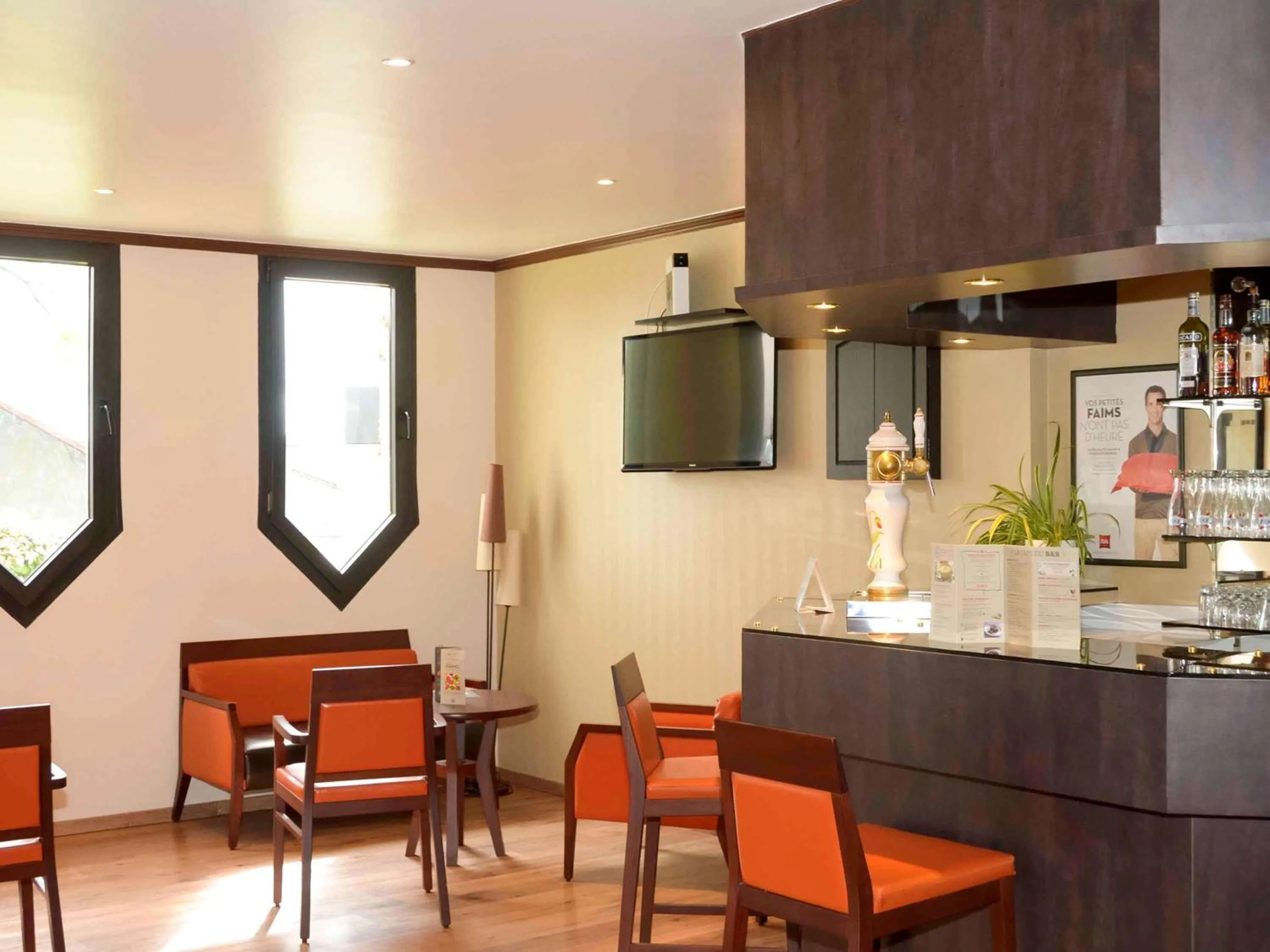 Lounge or bar in Hôtel Ibis Nevers