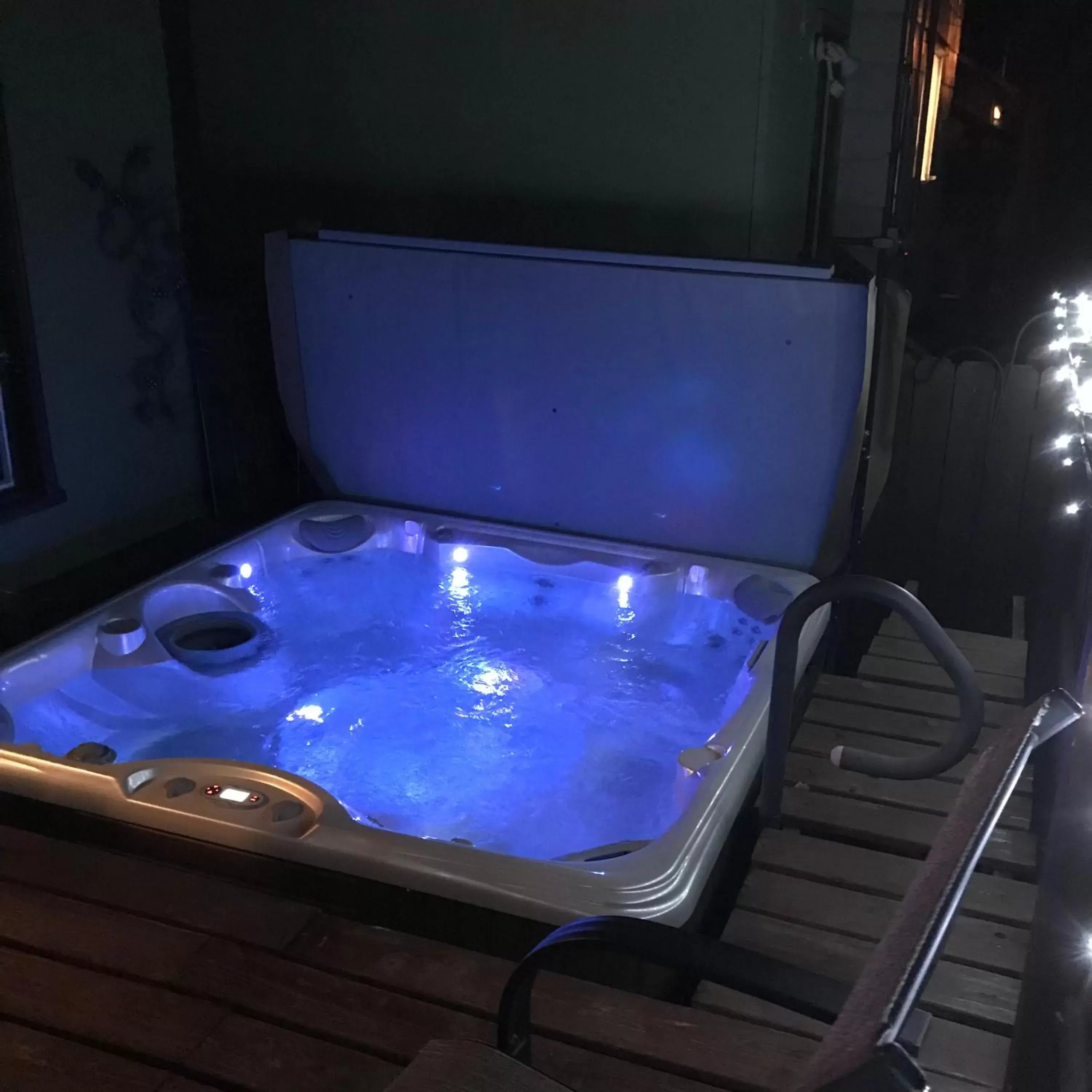 Hot Tub in Downtown B&B with Jacuzzi