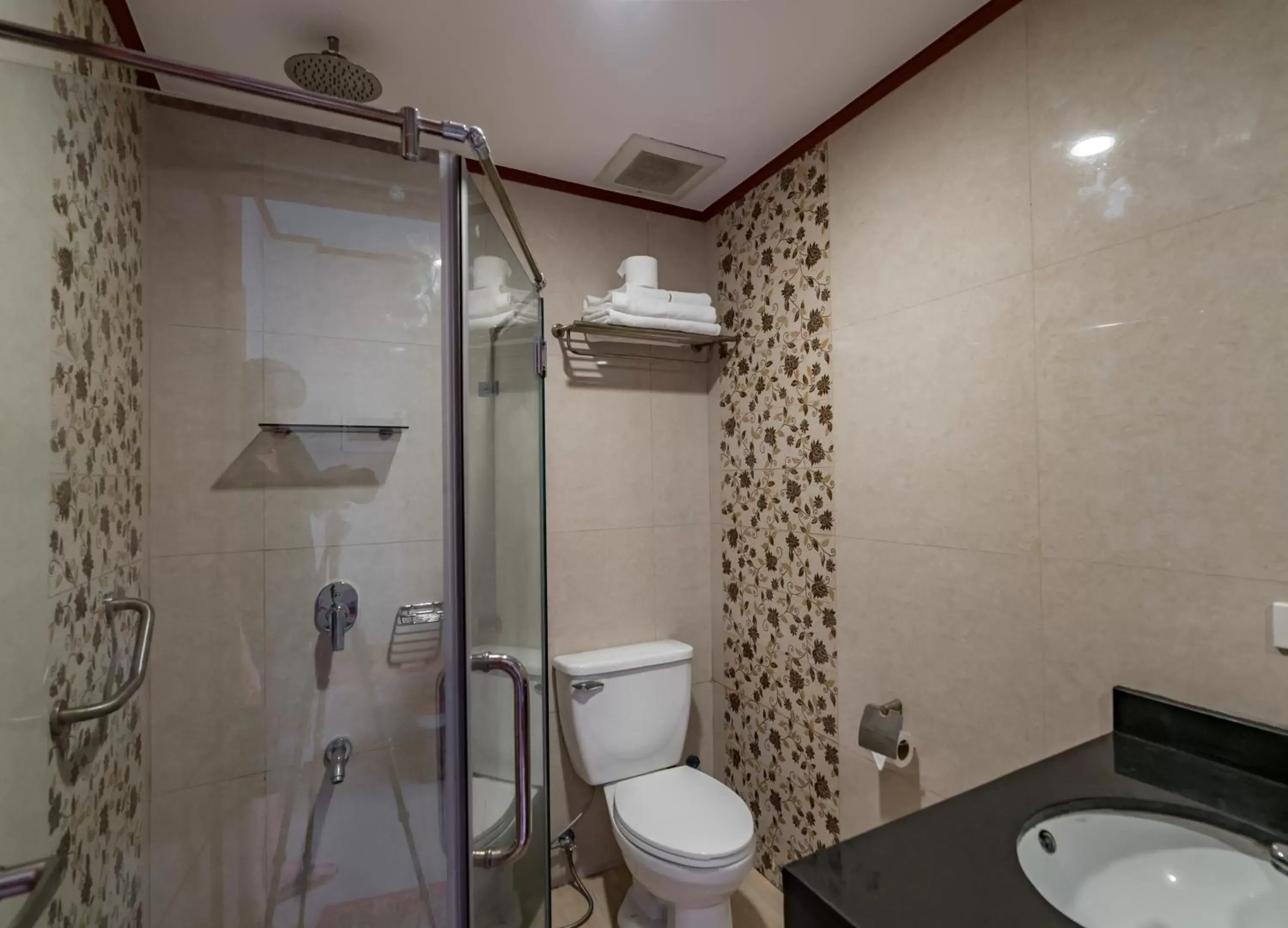 Shower, Bathroom in Coral Cliff Hotel