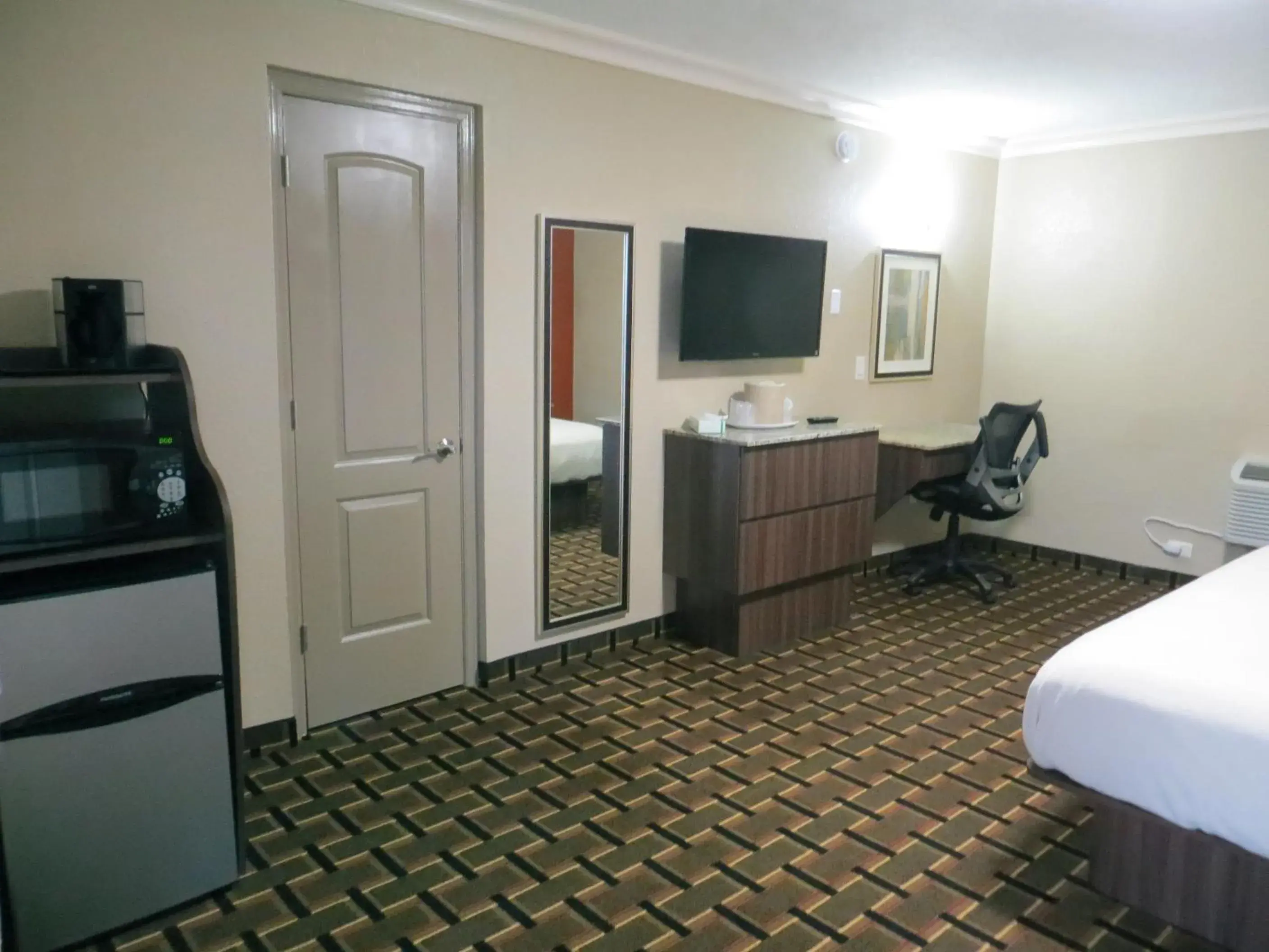 Photo of the whole room, TV/Entertainment Center in Budget Inn Lake Wales