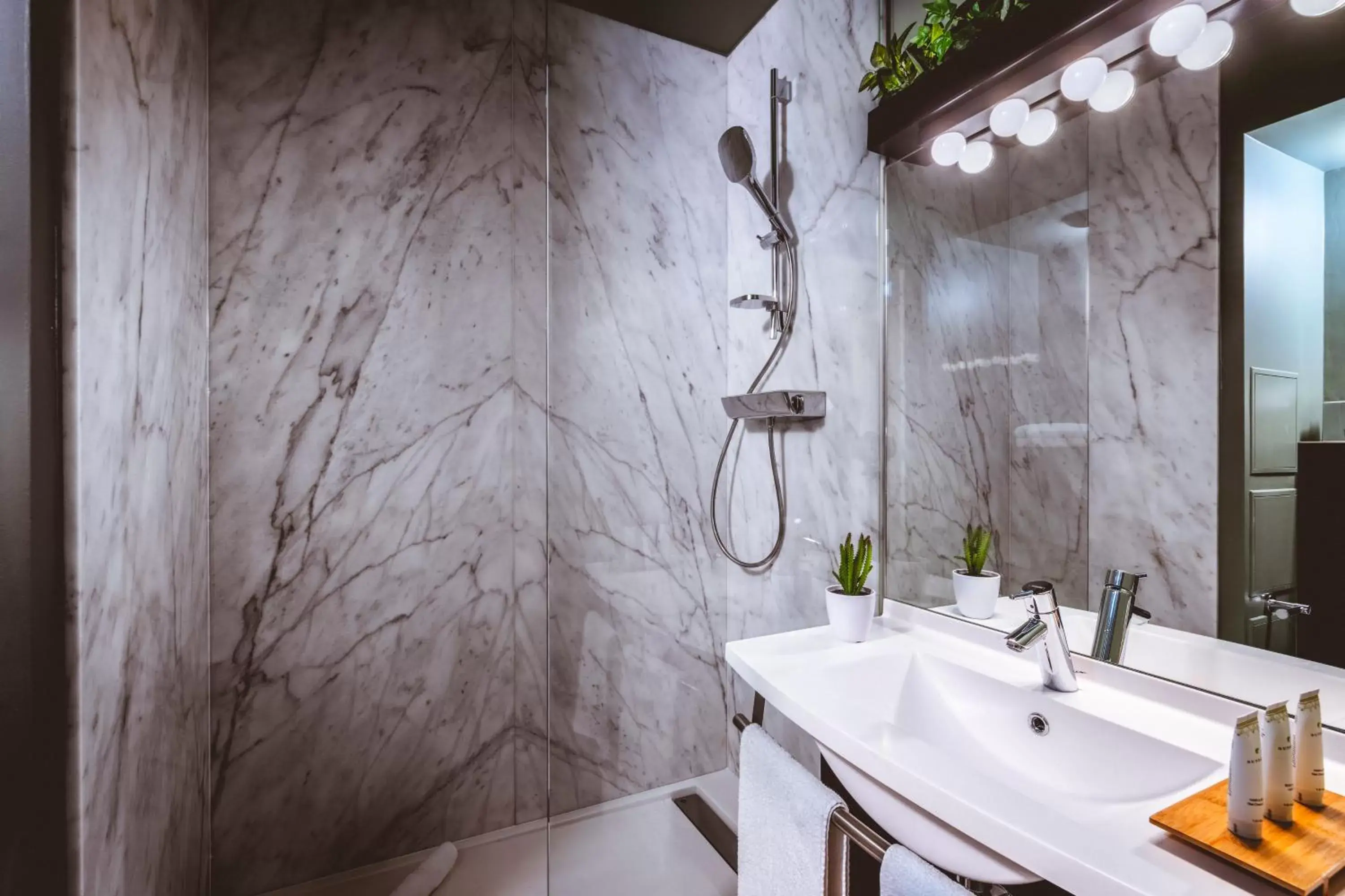 Shower, Bathroom in The ReMIX Hotel