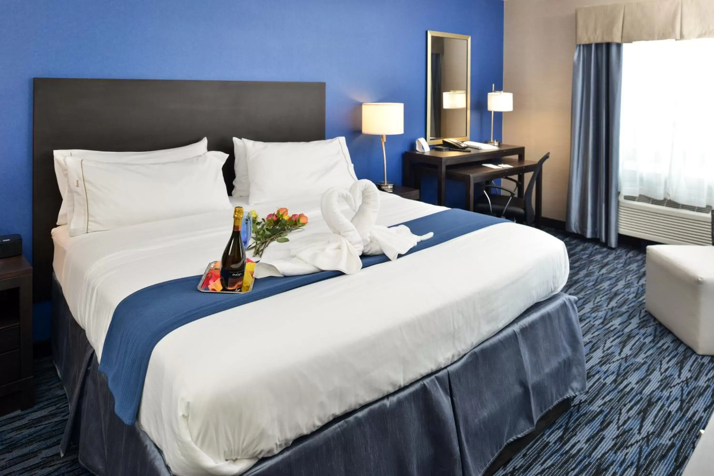Day, Bed in Holiday Inn Express & Suites Peekskill-Lower Hudson Valley, an IHG Hotel