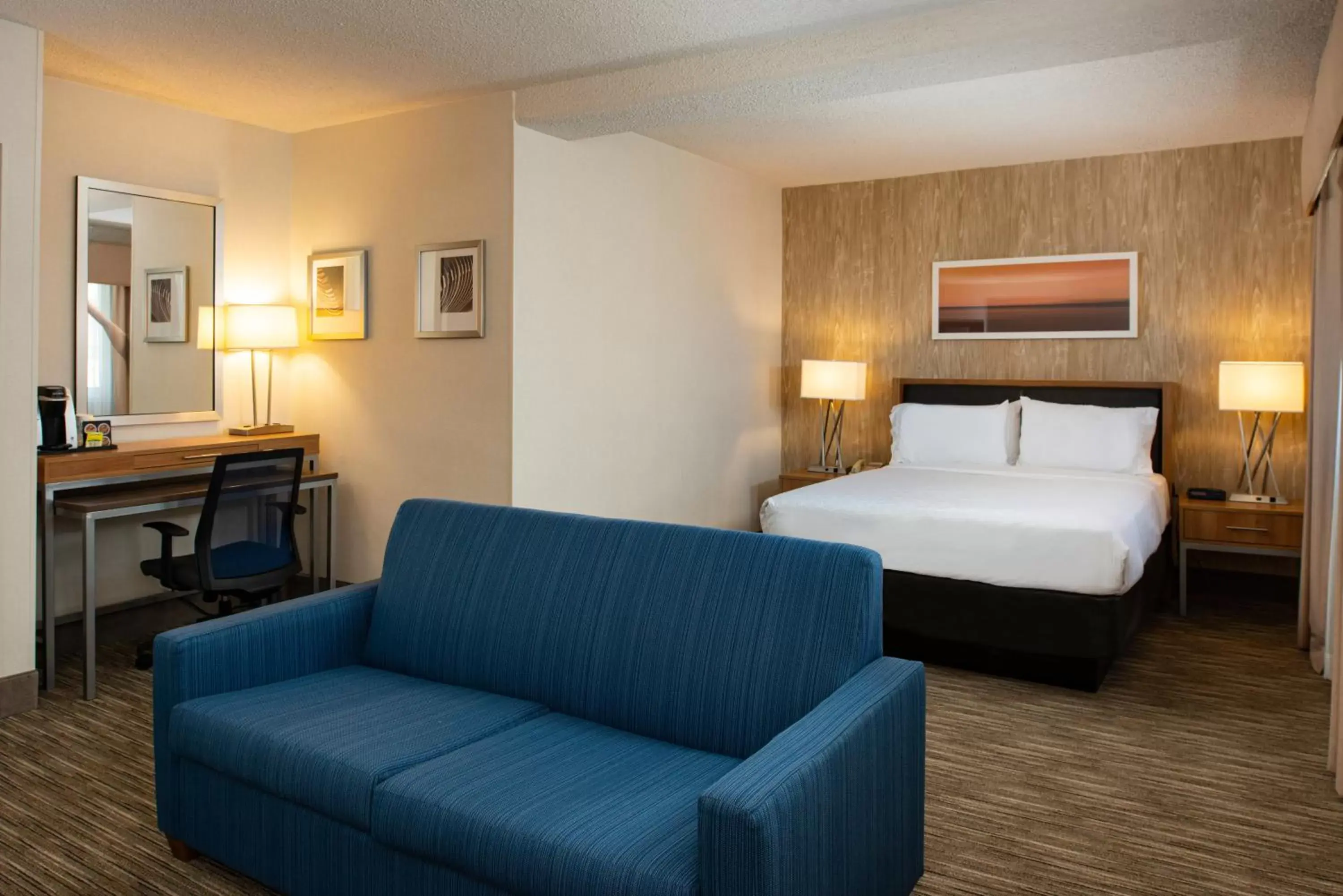 Photo of the whole room, Bed in Holiday Inn Express San Francisco Airport South, an IHG Hotel