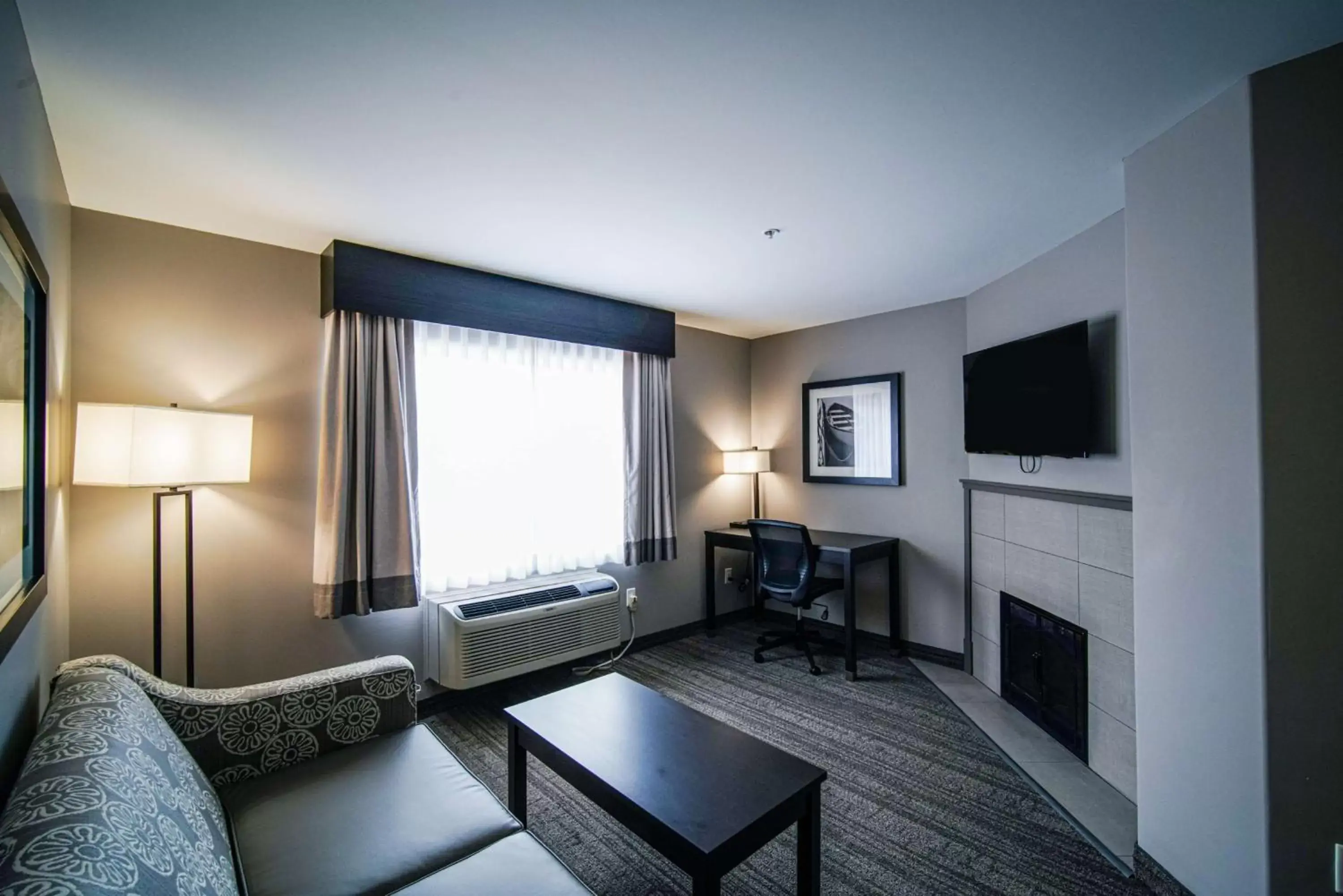 Photo of the whole room, Seating Area in Best Western Plus Chocolate Lake Hotel - Halifax