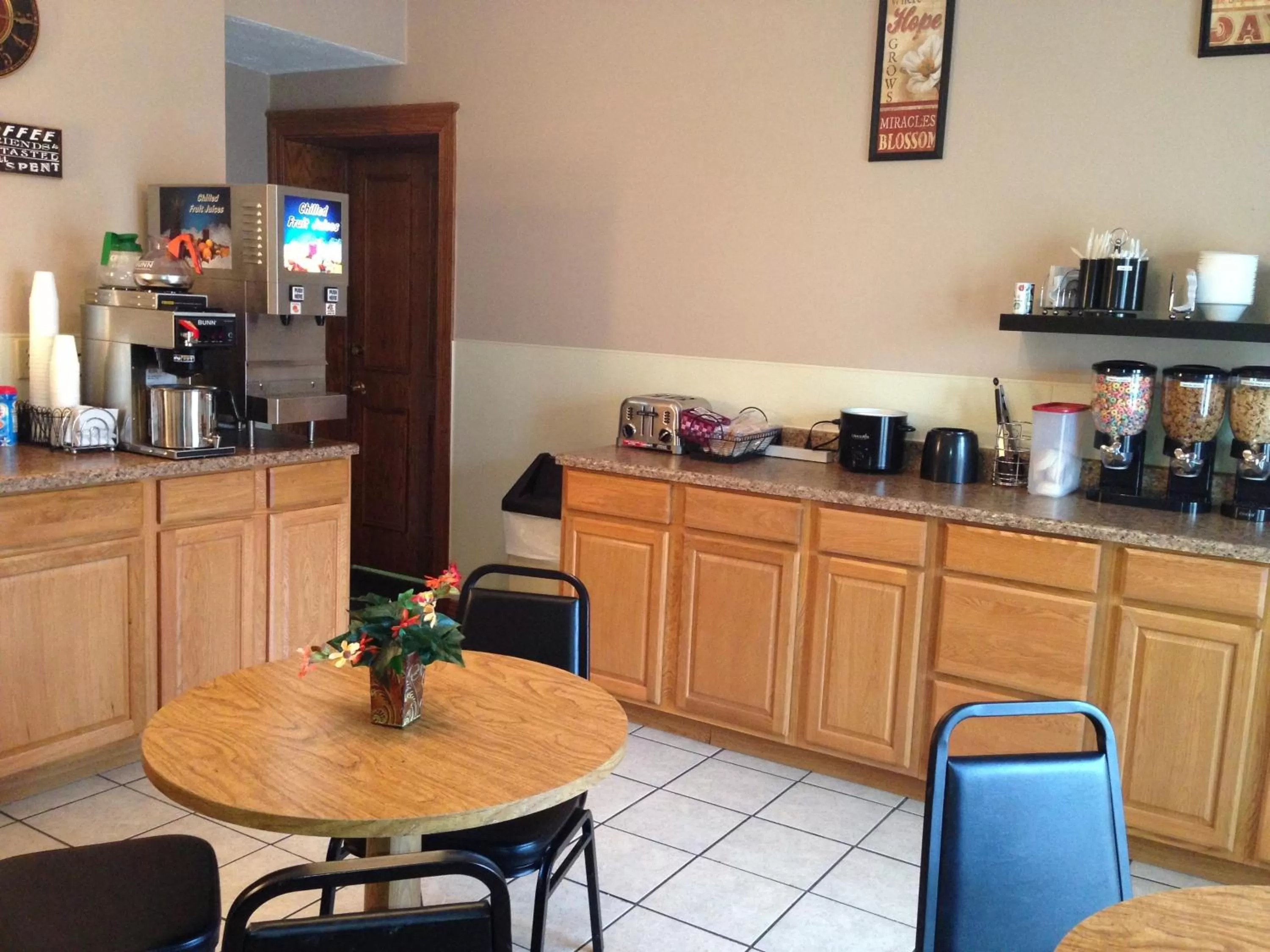 Restaurant/places to eat in Spinning Wheel Inn