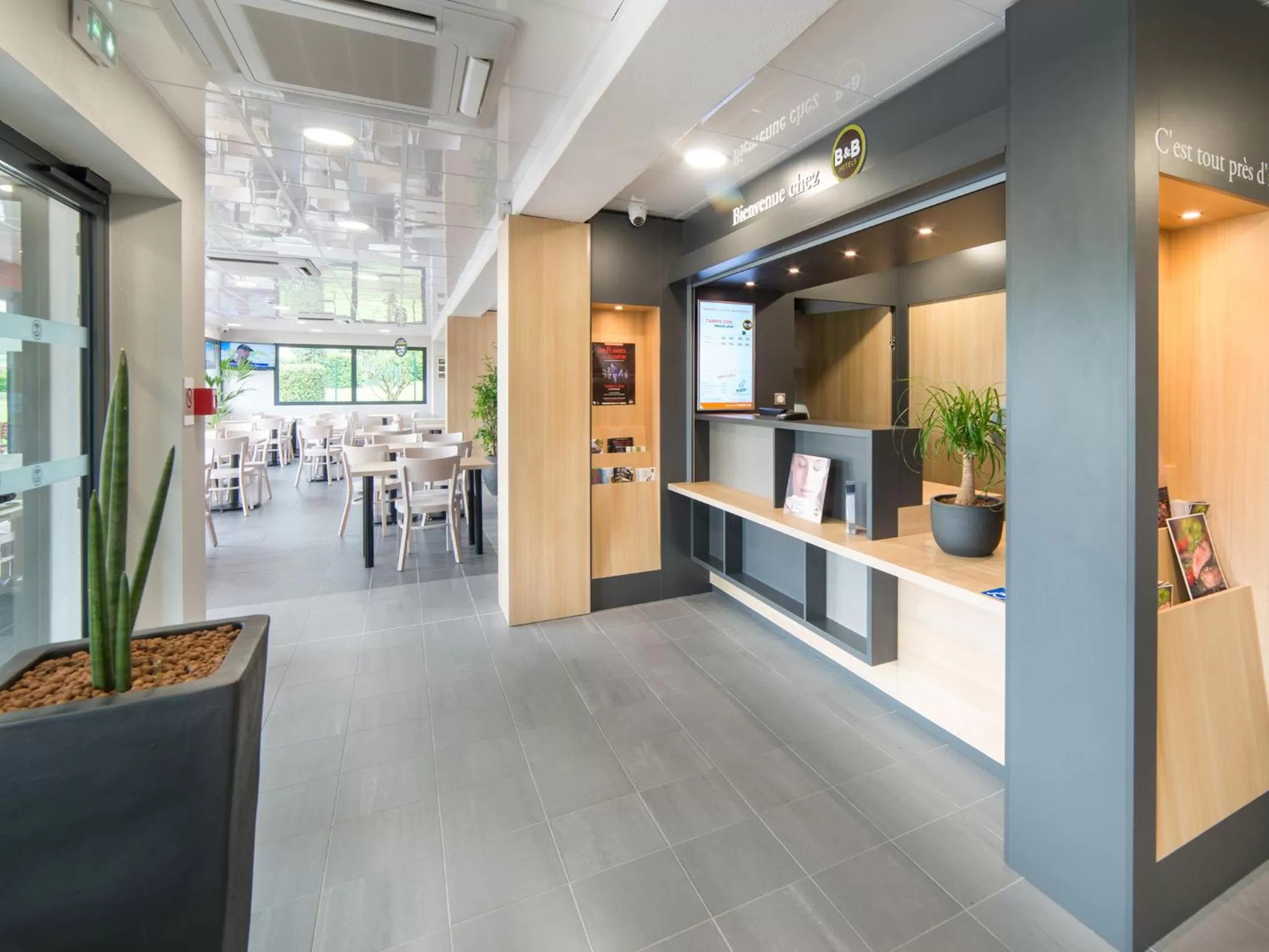 Lobby or reception in B&B HOTEL Verdun