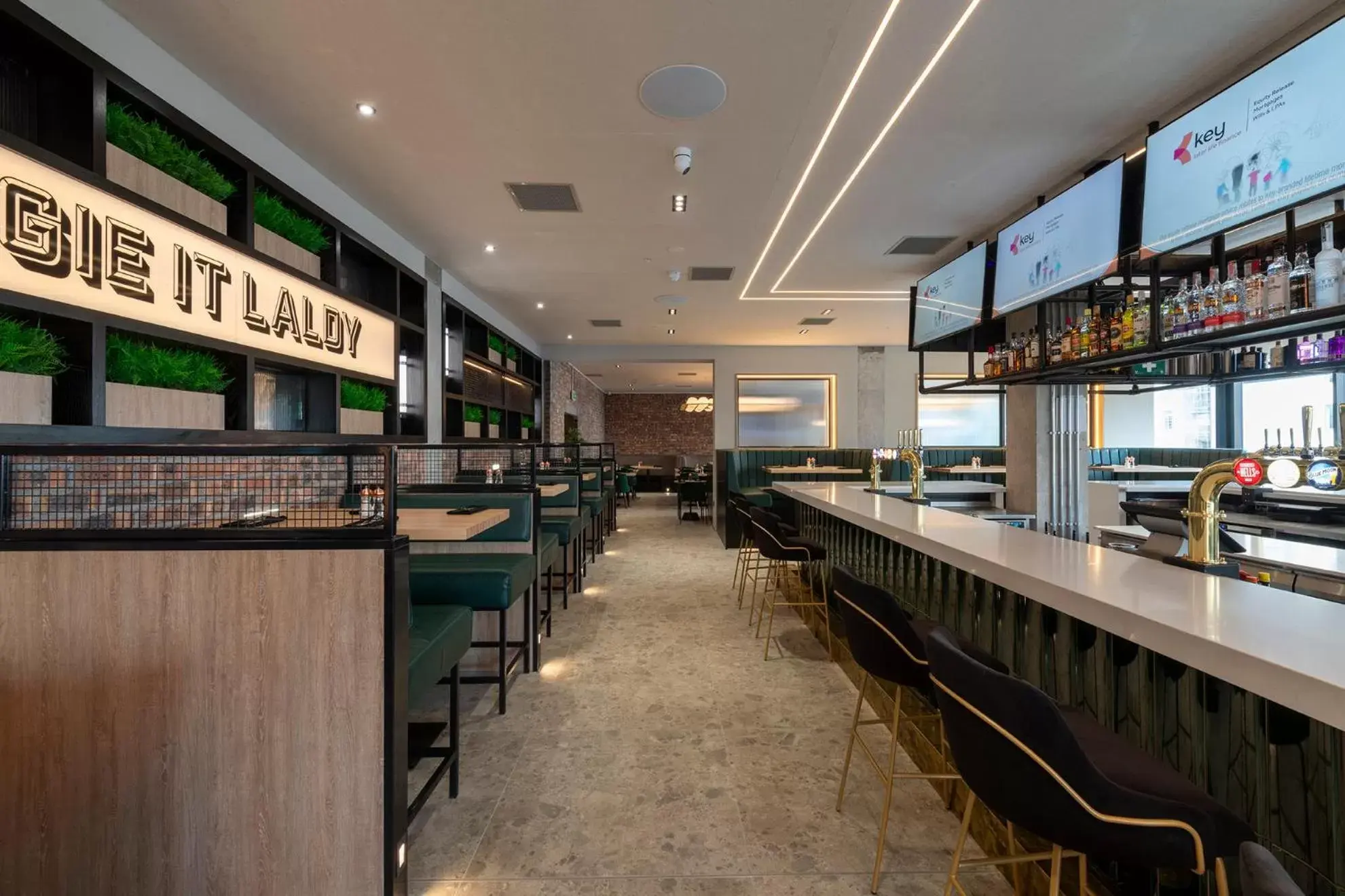 Lounge or bar, Restaurant/Places to Eat in Sandman Signature Glasgow Hotel