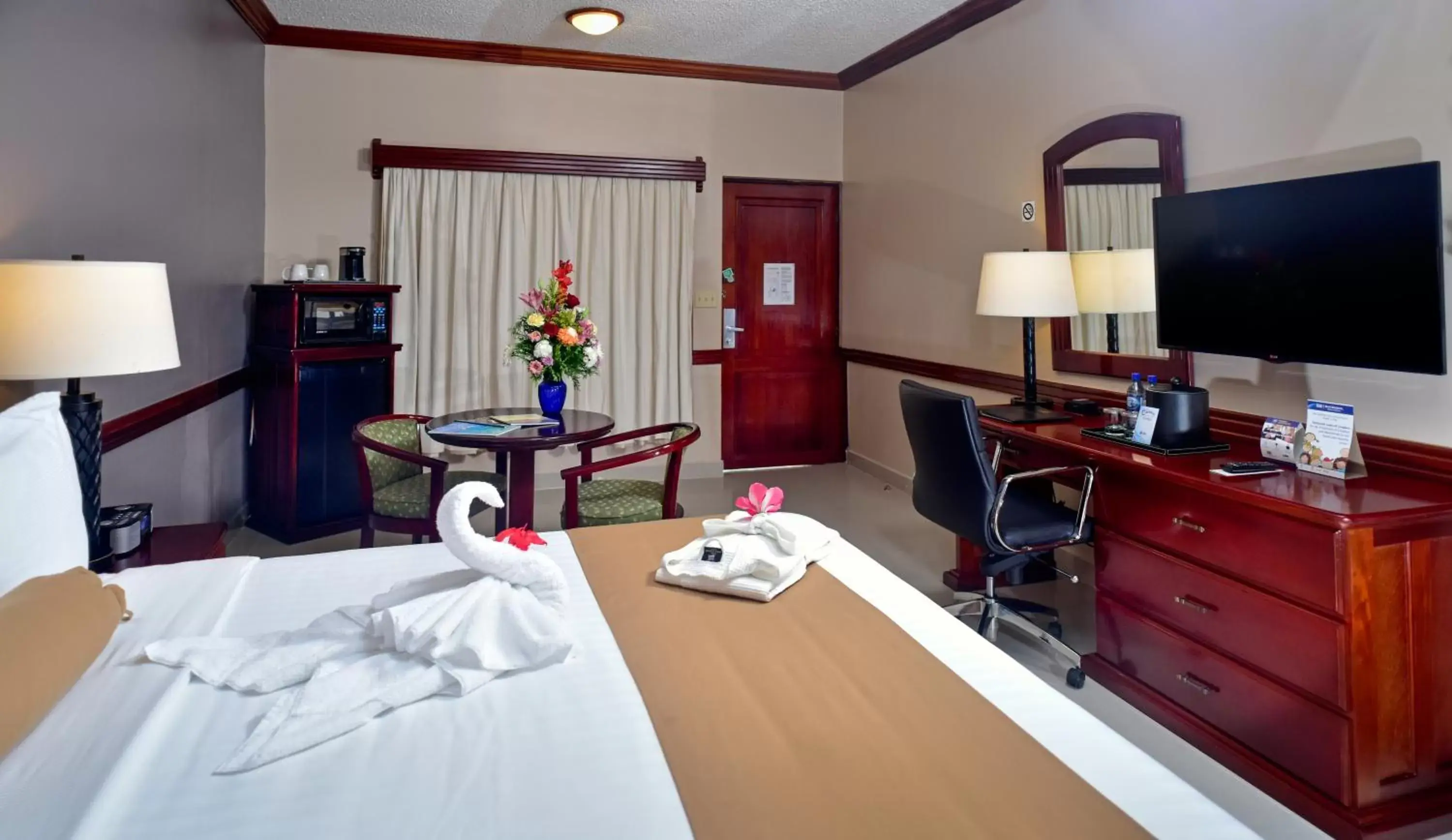 Photo of the whole room, TV/Entertainment Center in Best Western Plus Belize Biltmore Plaza