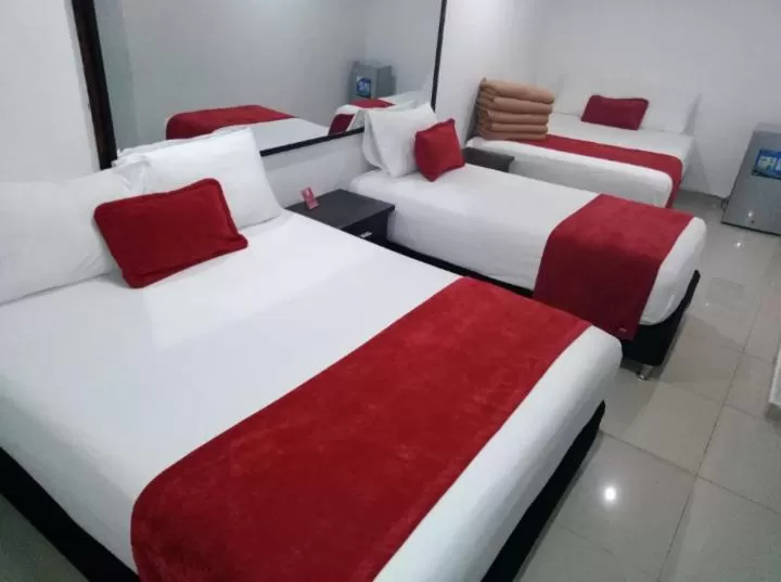 Bedroom, Bed in Hotel Cafe Plaza