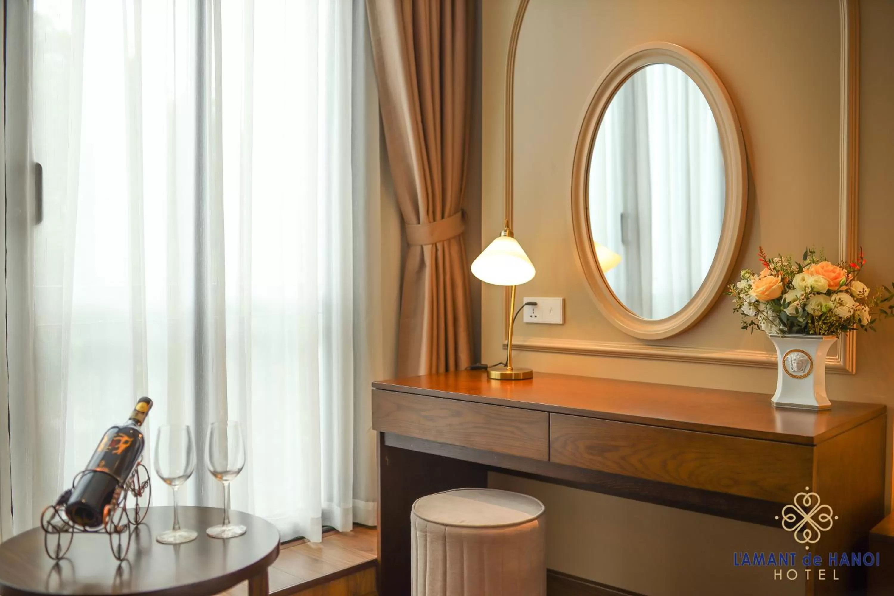 hair dresser in L'amant de Hanoi Hotel - khách sạn Lamant de Hà Nội