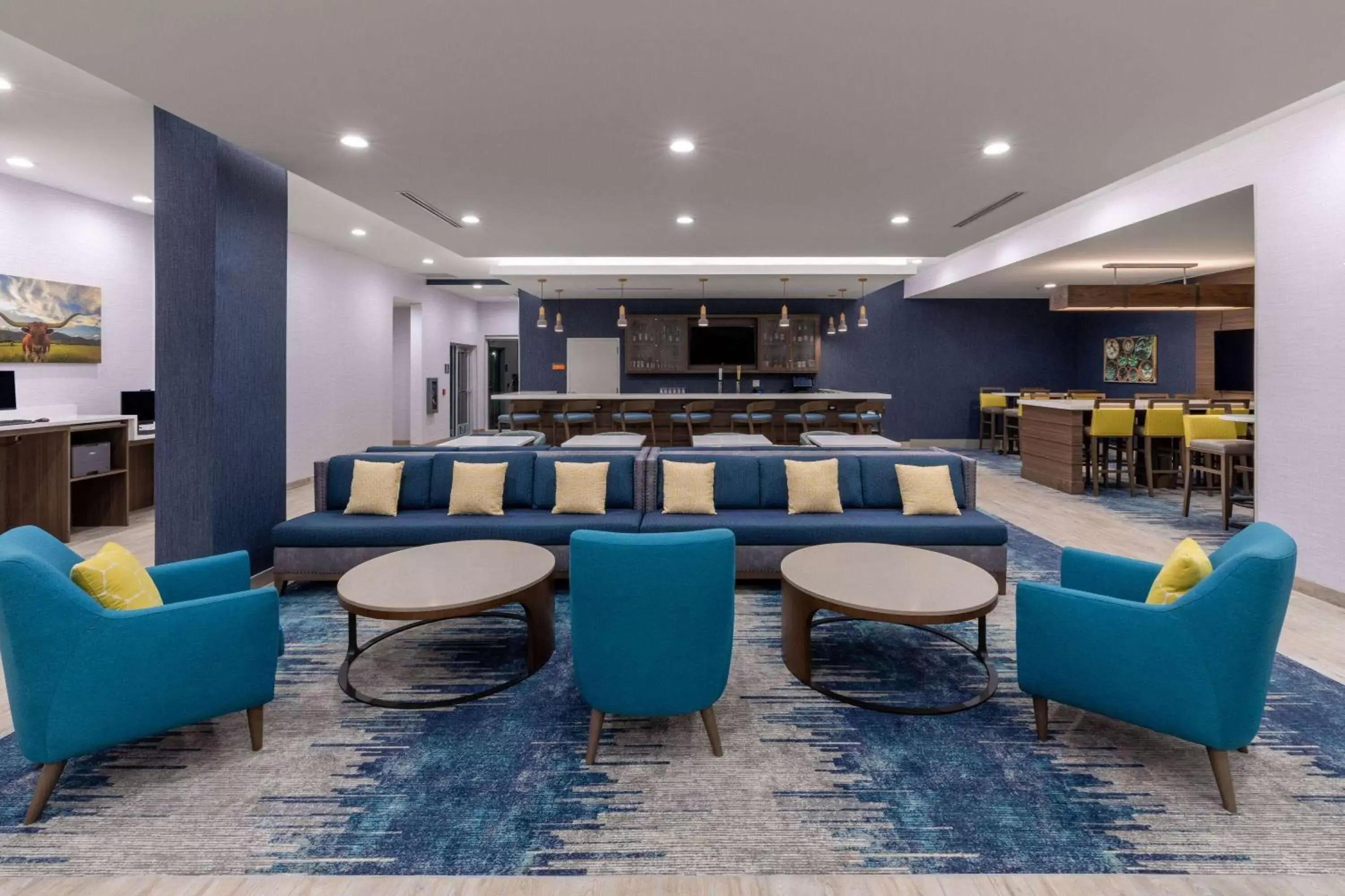 Lounge or bar in La Quinta Inn & Suites by Wyndham Round Rock near Kalahari