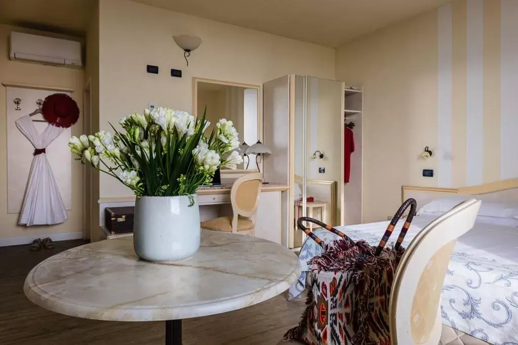 Dining Area in Hotel London