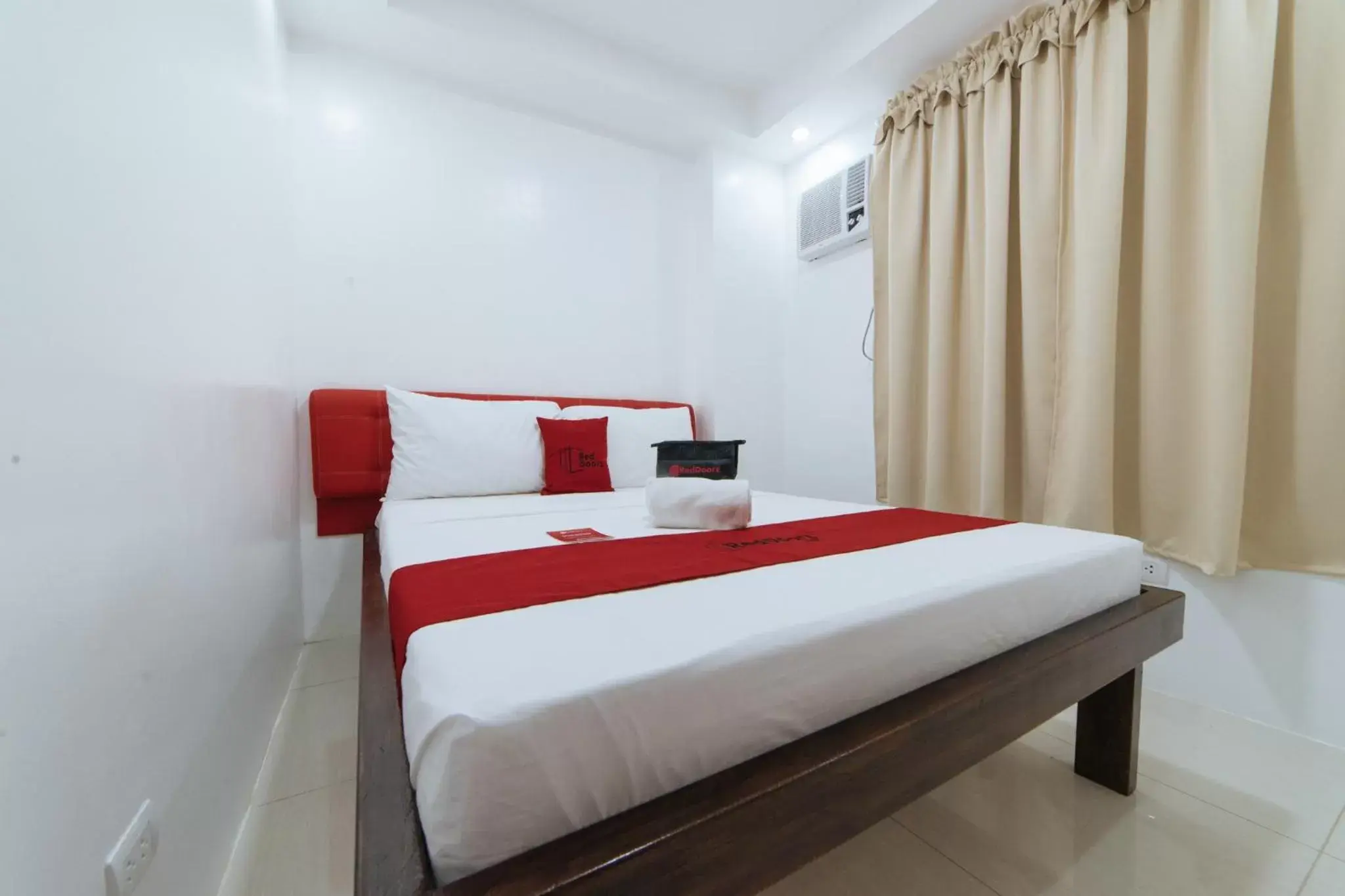 Bed in RedDoorz @ DBuilders Bangkal Makati