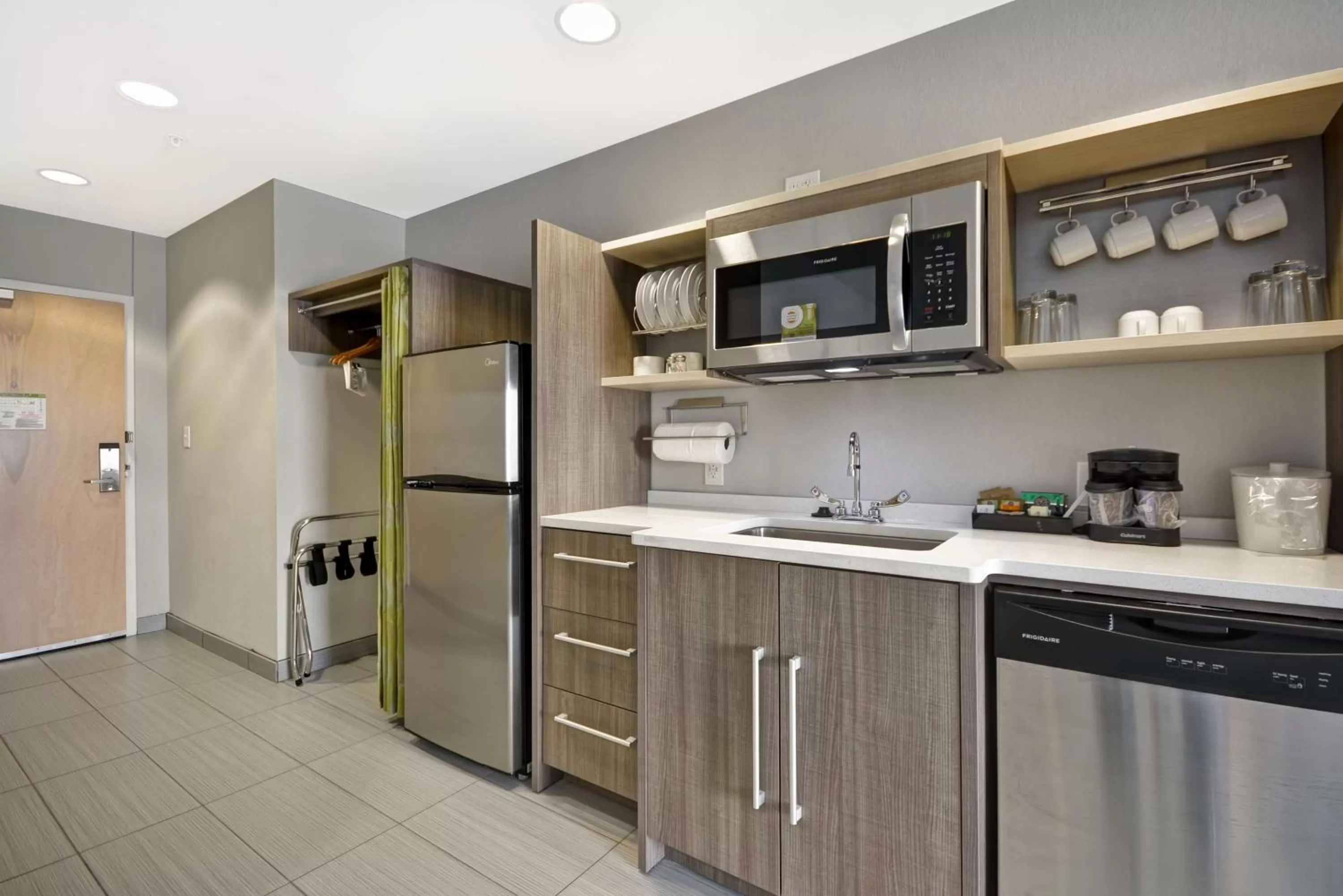 Kitchen or kitchenette in Home2 Suites By Hilton Blue Ash Cincinnati
