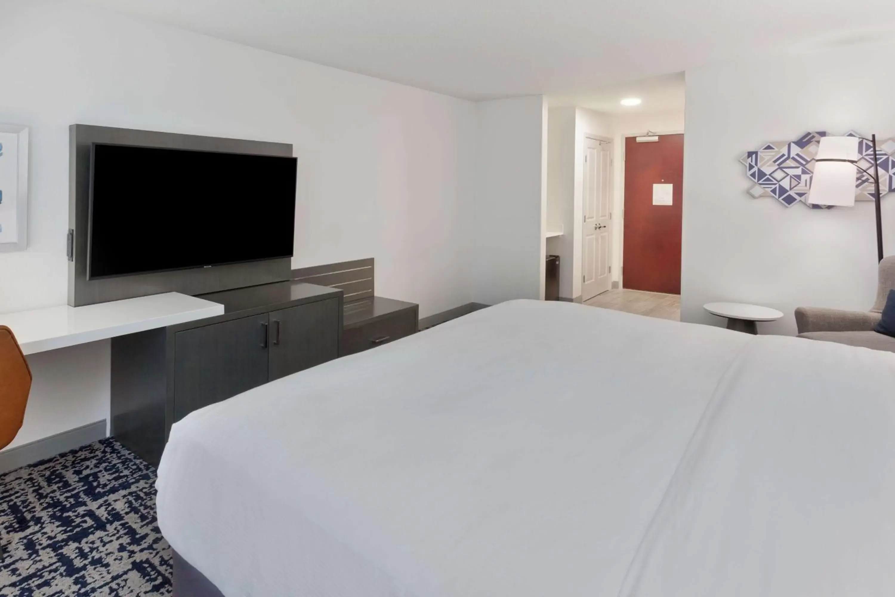 Bed, TV/Entertainment Center in Doubletree By Hilton Dothan, Al