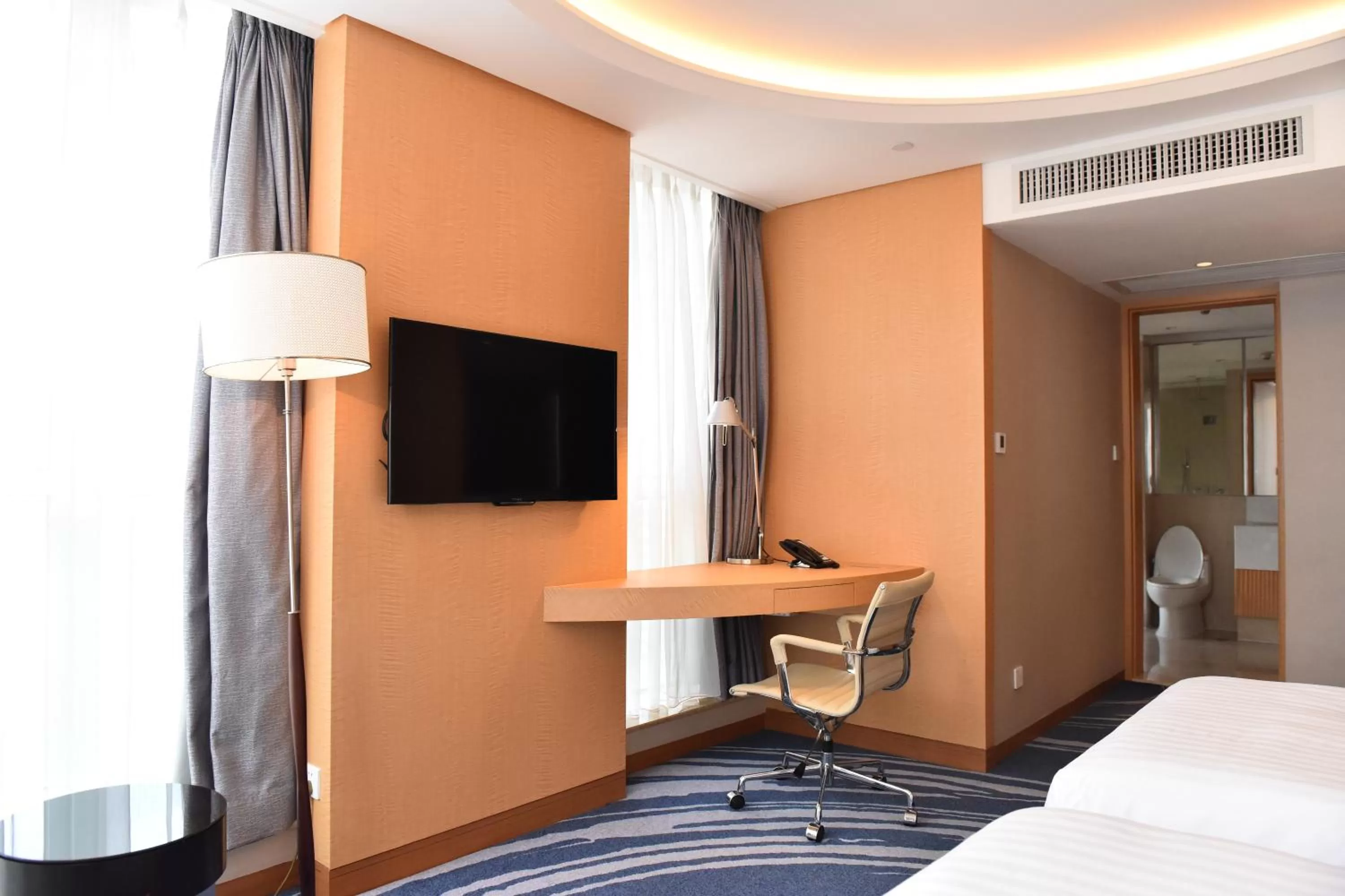 Seating area, Bed in Crowne Plaza Shenzhen Futian, Near to Shenzhen Convention&Exhibition Centre, Shenzhen Stock Exchange and Shenzhen Civic Center, Outdoor Heated Pool