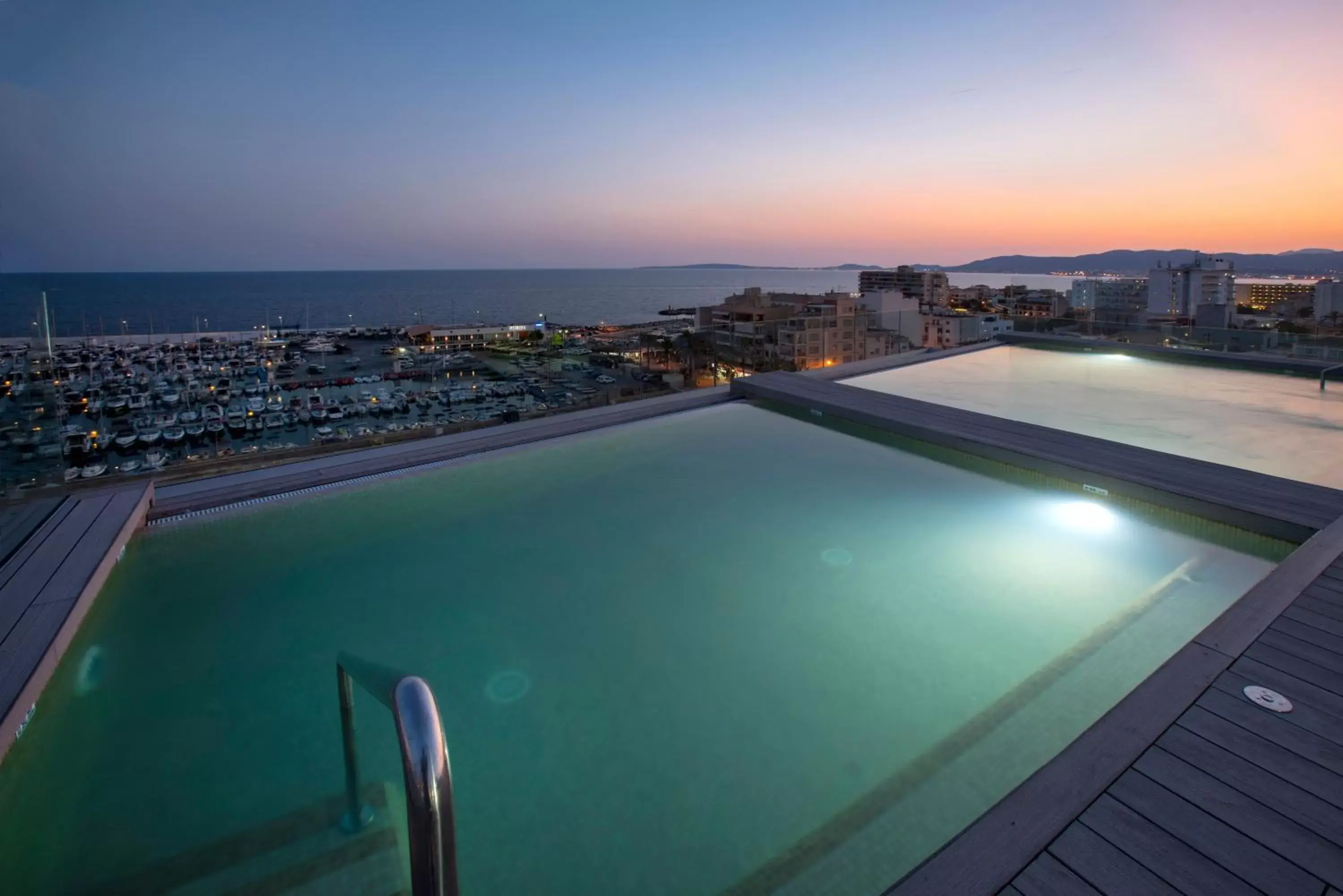 Swimming Pool in Hotel Las Arenas