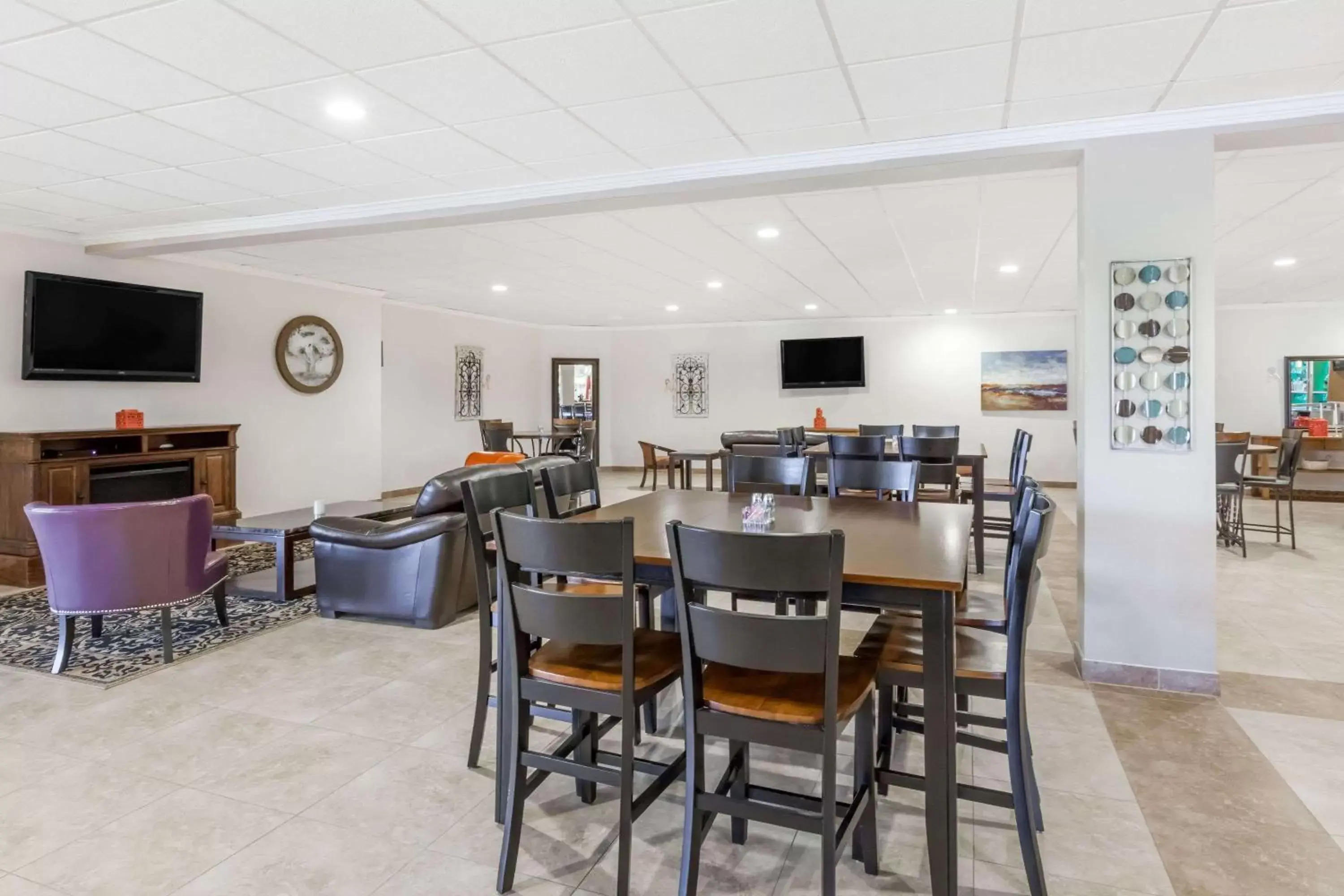 Lounge or bar, Restaurant/Places to Eat in Ramada by Wyndham Grayling Hotel & Conference Center