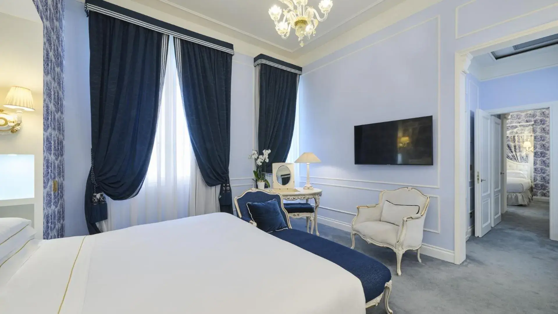 Bedroom, TV/Entertainment Center in Grand Hotel Principe Di Piemonte