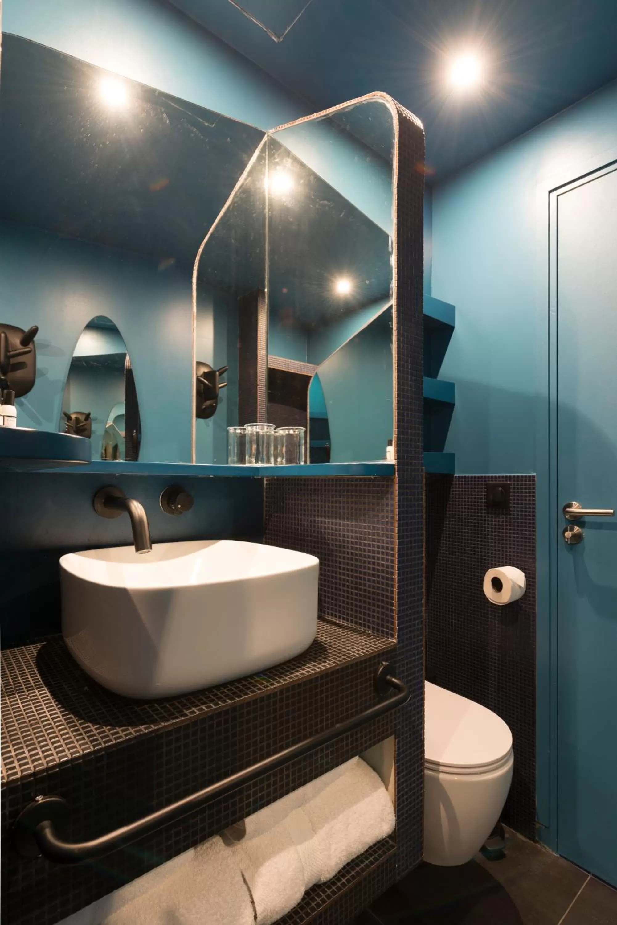 Bathroom in Hôtel La Reine Jane