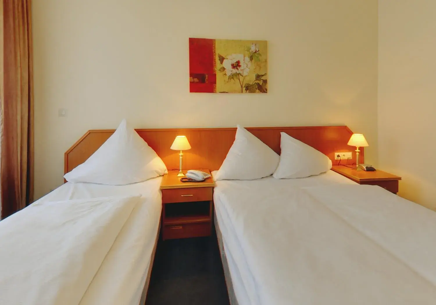 Bathroom, Bed in Hotel Terminus am Hauptbahnhof