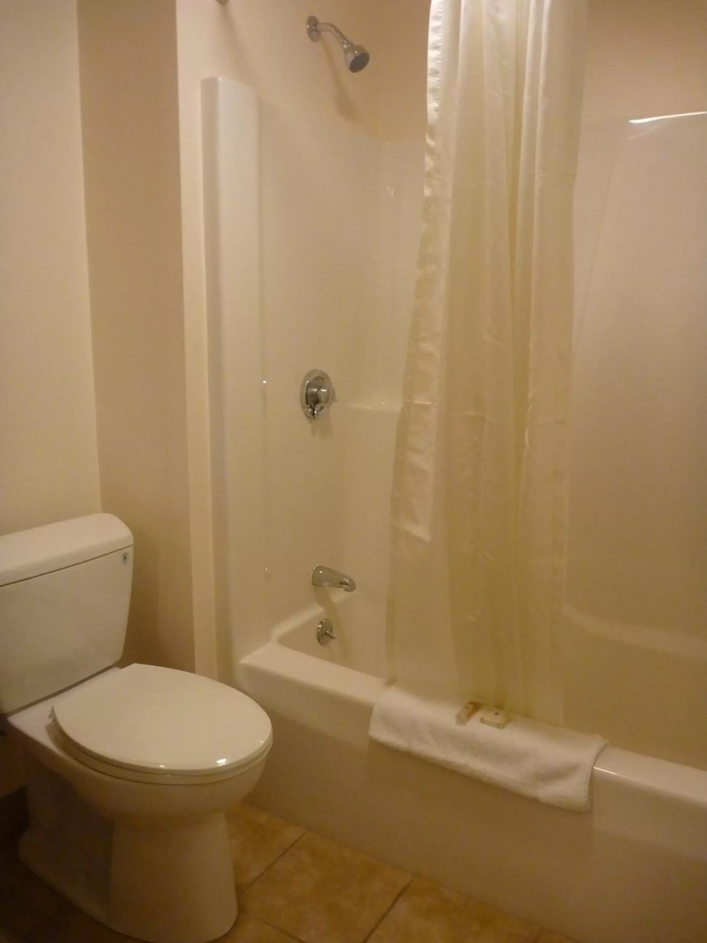 Shower, Bathroom in Yankee Clipper Motel